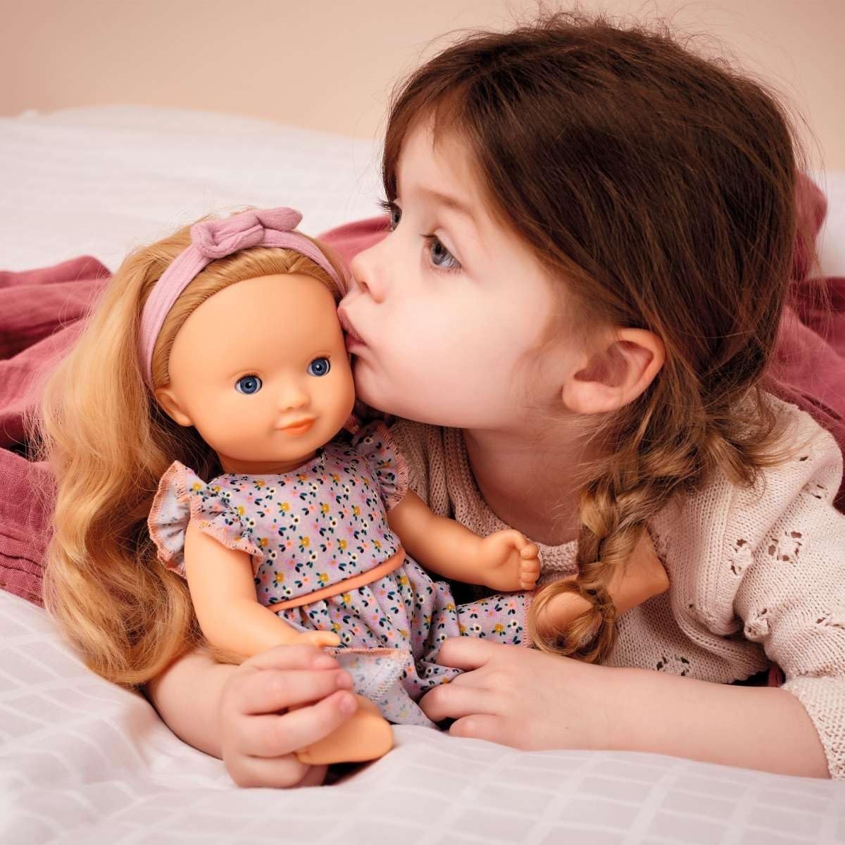 Djeco Puppe Marie | 32 cm große Spielpuppe ab 3 Jahren mit blondem Haar zum Frisieren, Schlafaugen, weichem Vinyl & waschbarer Kleidung | POMEA Stehpuppe Mädchen