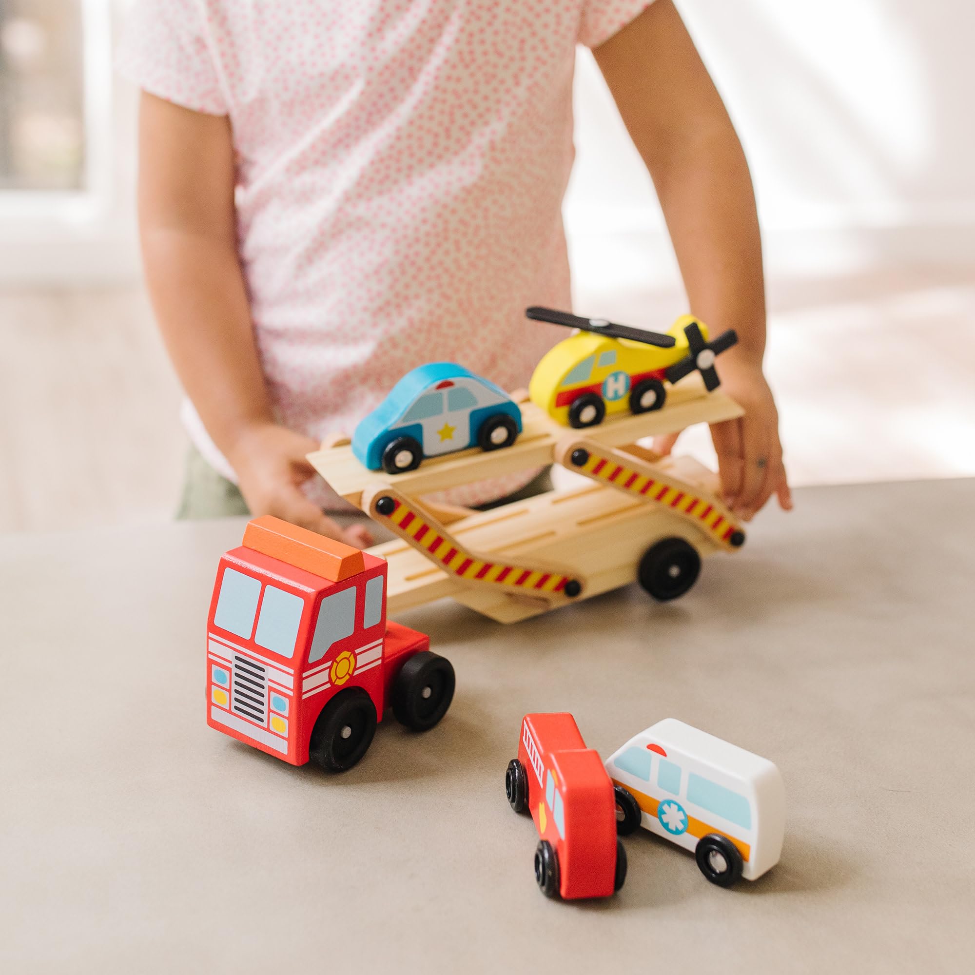 Melissa & Doug - Camion Transporteur De Véhicules D'Urgence 6 Pièces - Camion Enfant 60 Cm - Jeu Imitation - Jouet En Bois - Jouet D'Activité, Développement Et Apprentissage - Cadeau Enfant 3 Ans Et +