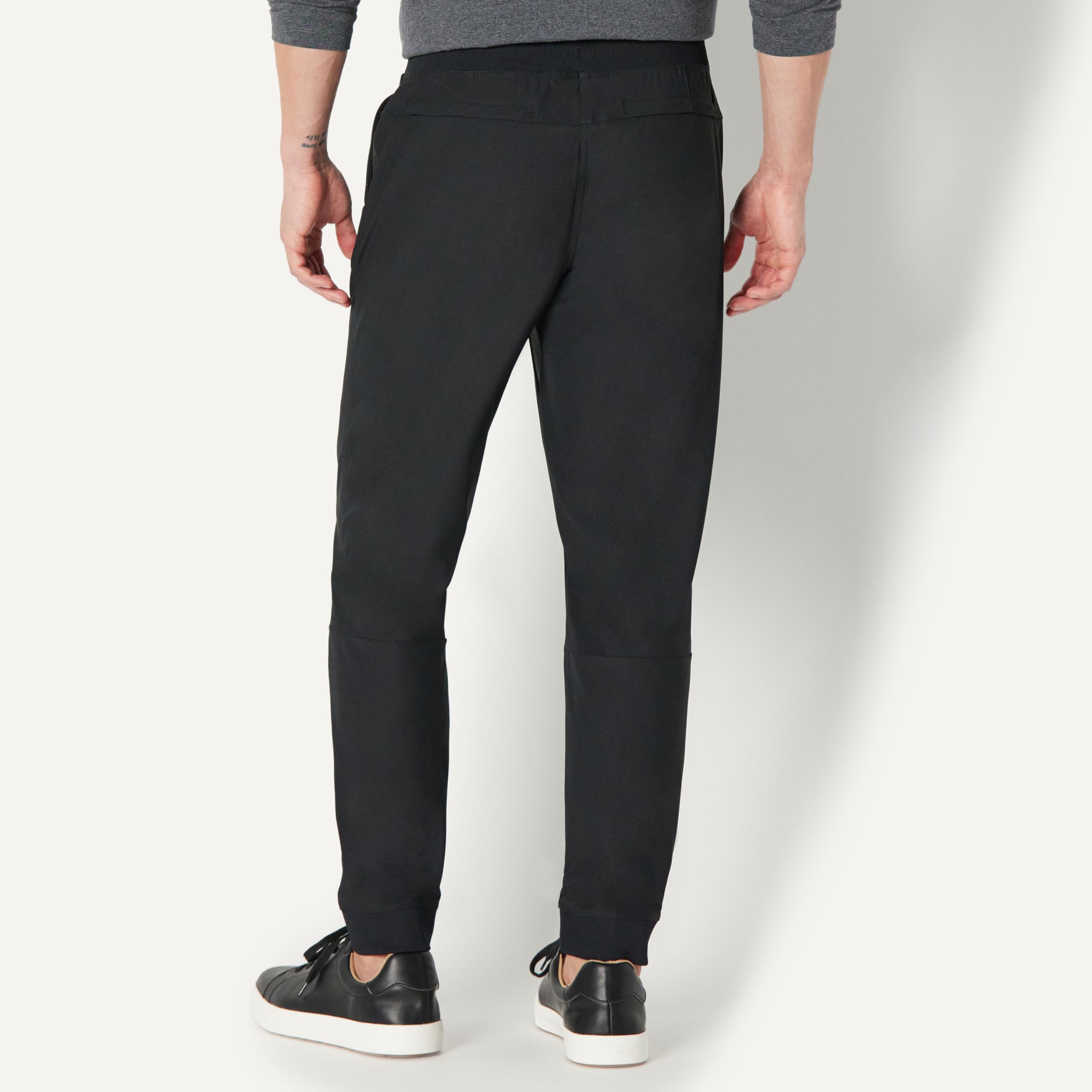 Amazon Essentials Herren Elegante Slim-Fit-Jogginghose mit Stretchanteil für die Reise