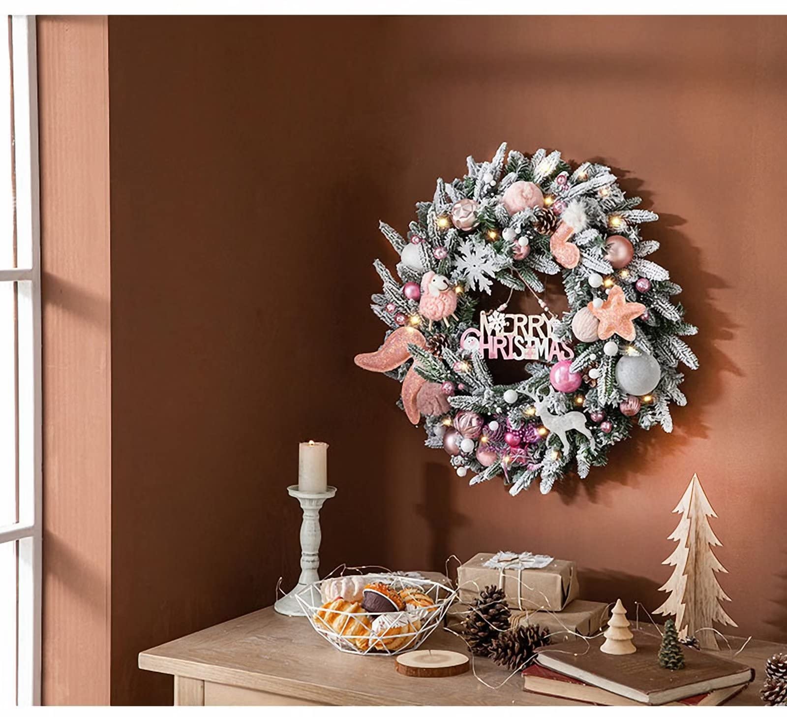 Guirnalda de Navidad de 24 pulgadas, corona artificial para puerta delantera con bola de Navidad, cono de pino, reno, calcetín de piña, decoración de puerta de Navidad, decoración de pared para