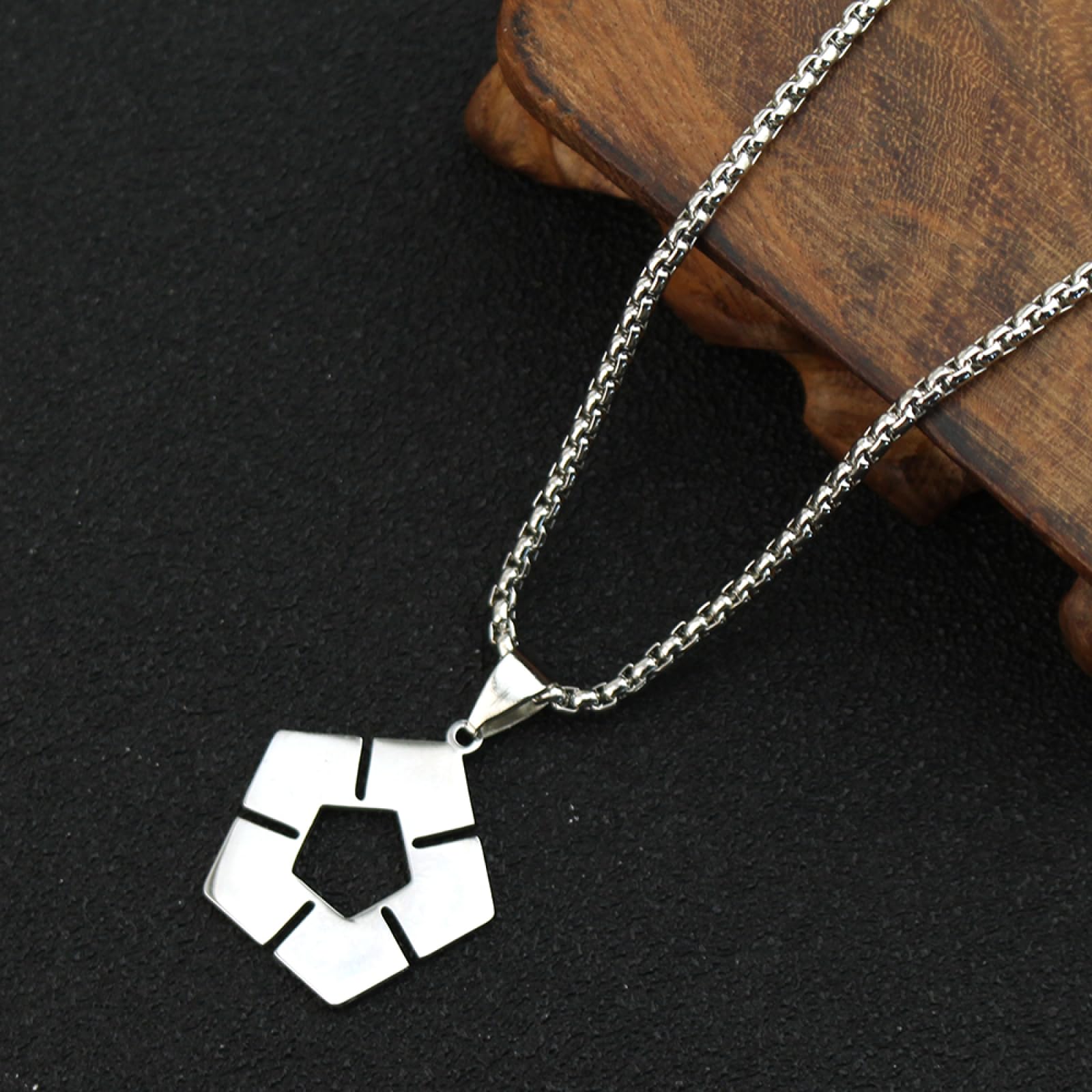 Casual naszyjnik wisiorek niebieski zamek naszyjnik kobiety mangas piłka nożna znak naszyjniki kobieta moda kreatywne pary łańcuszek srebrny kolor cosplay collier impreza biżuteria prezent
