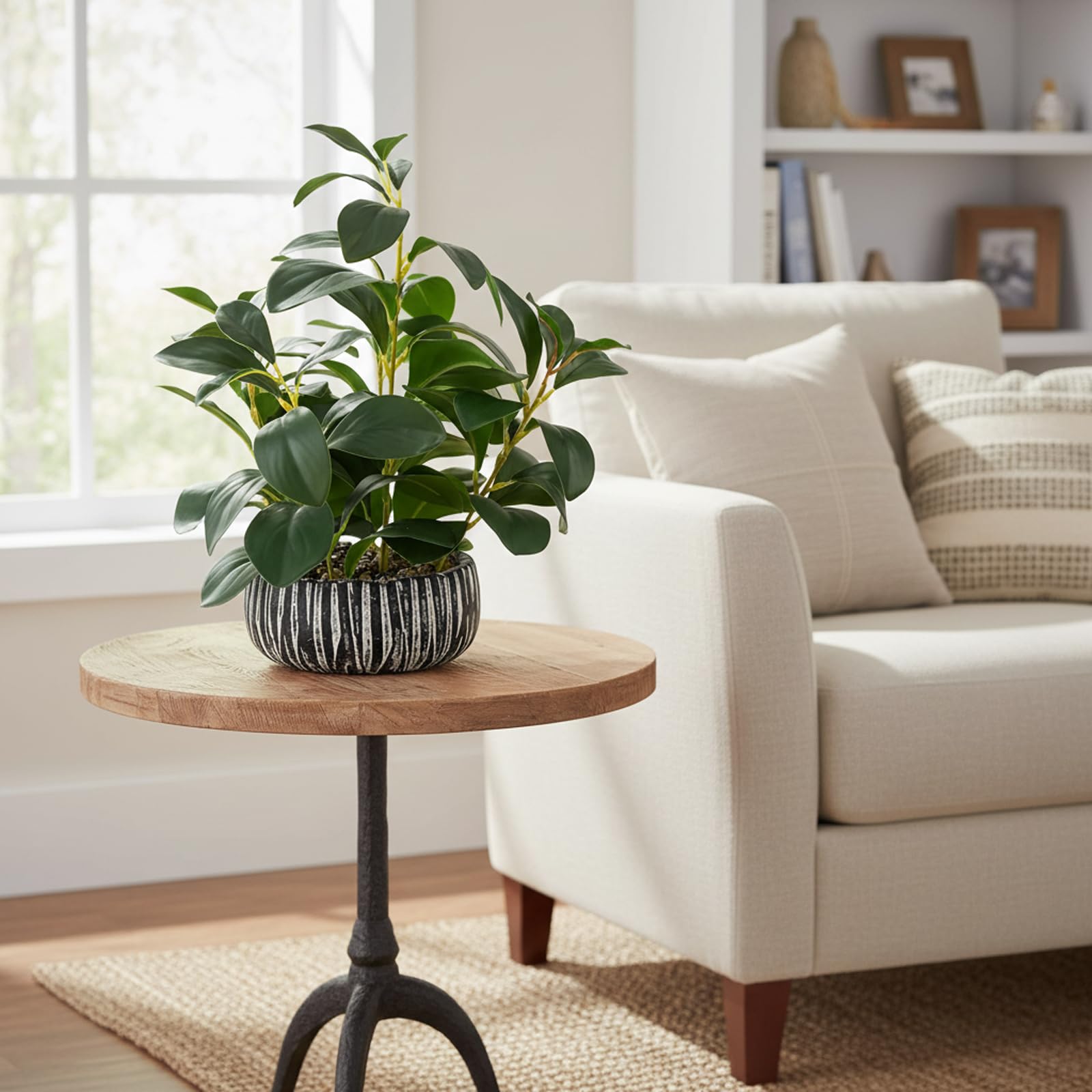 Pequeñas plantas artificiales en macetas para decoración de escritorio.