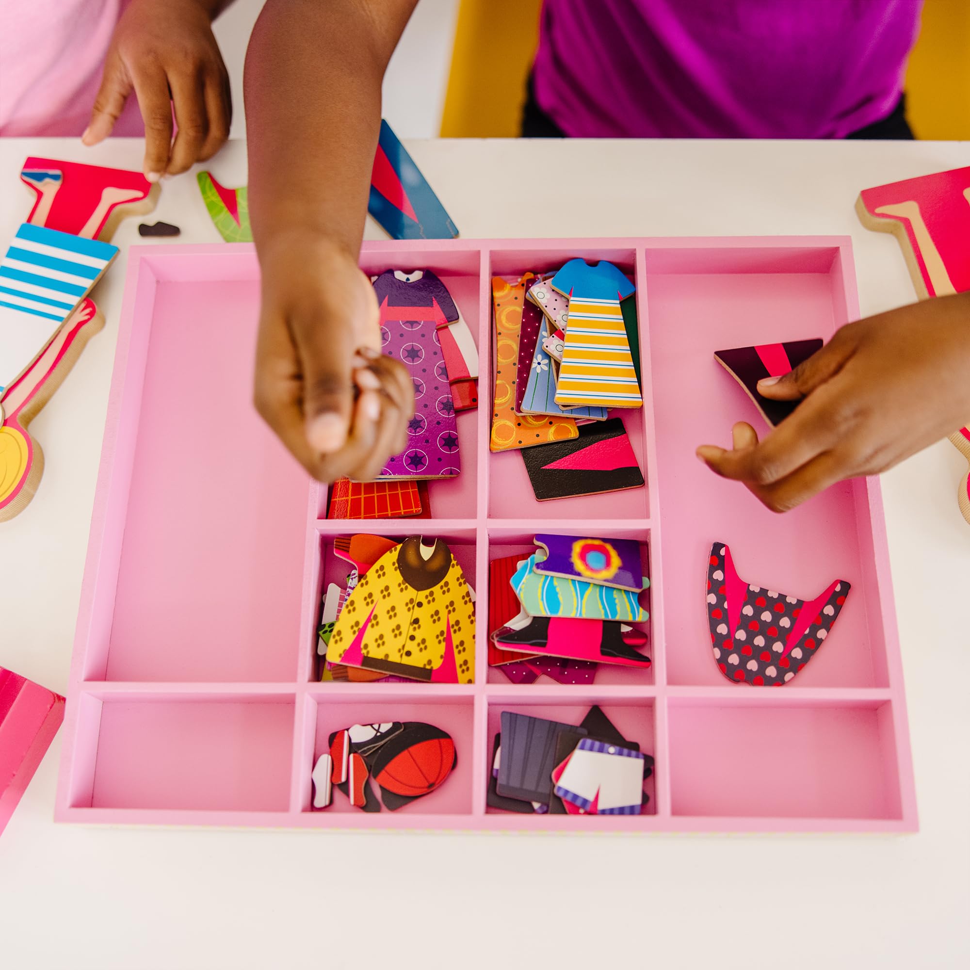 Melissa & Doug - Magnetische Anziehpuppen aus Holz - mit mehr als 60 Teilen für kreativen Ankleidespaß, Fördert Fantasie und Motorik, Für Kinder ab 3 Jahren