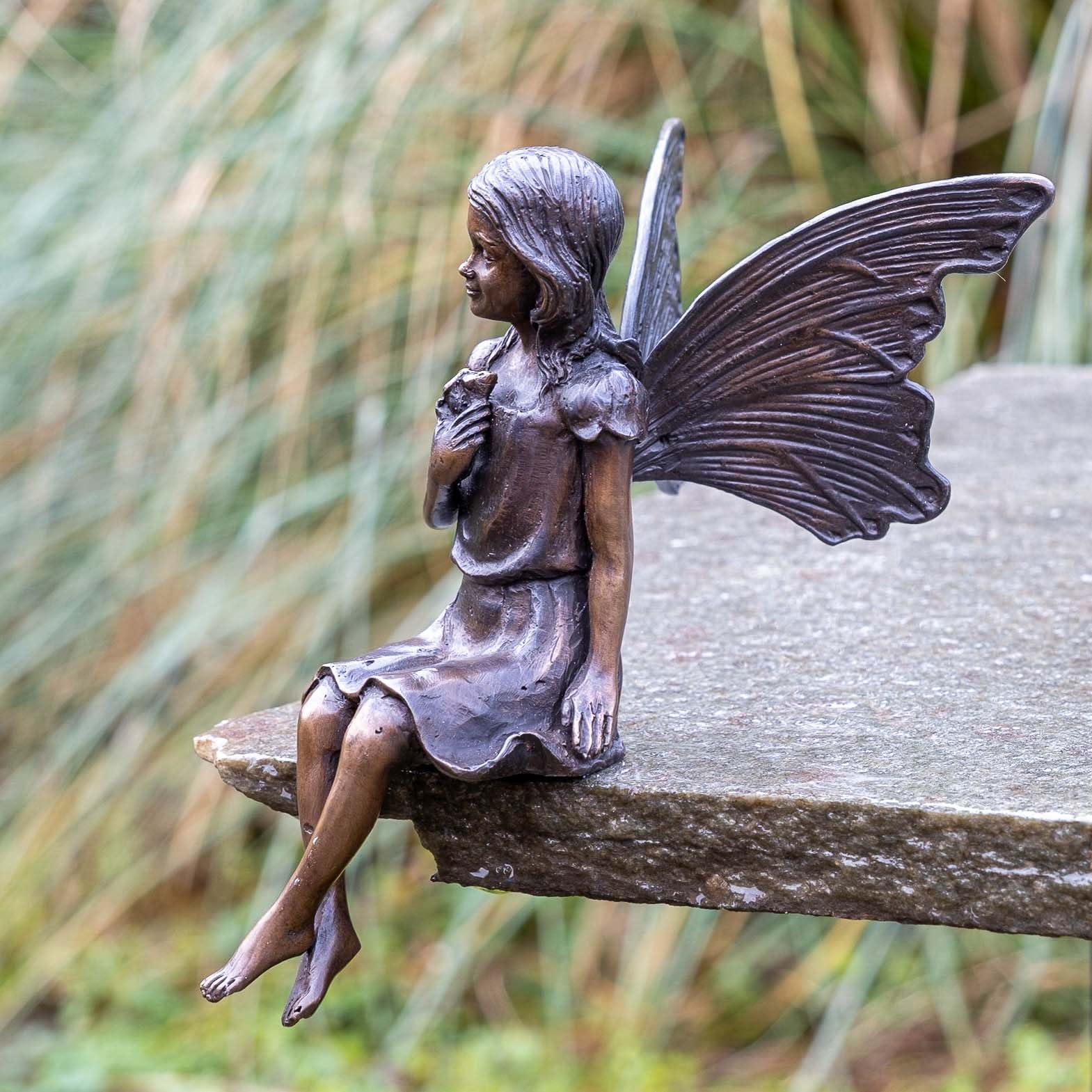 IDYL Bronze-Skulptur Sitzende Fee mit Schmetterling 20x11x13 cm - Bronze-Figur handgefertigt für Haus, Garten oder Teich-Dekoration | Hochwertiges Kunsthandwerk | Wetterfest
