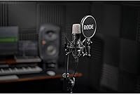 Vista 6 de Rode NT1 Signature Series - Micrófono de condensador negro con montaje de choque SM6, soporte de micrófono con base de trípode y filtro pop