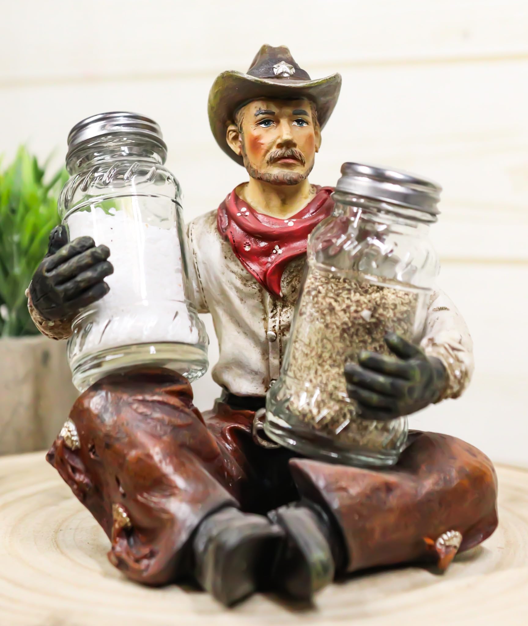 Ebros Gift Country Rustic Western Howdy Wrangler Cowboy avec chapes assis jambes croisées Salière et poivrière Ensemble de figurines de ferme Ranch Wild West Southwestern Old World Decor