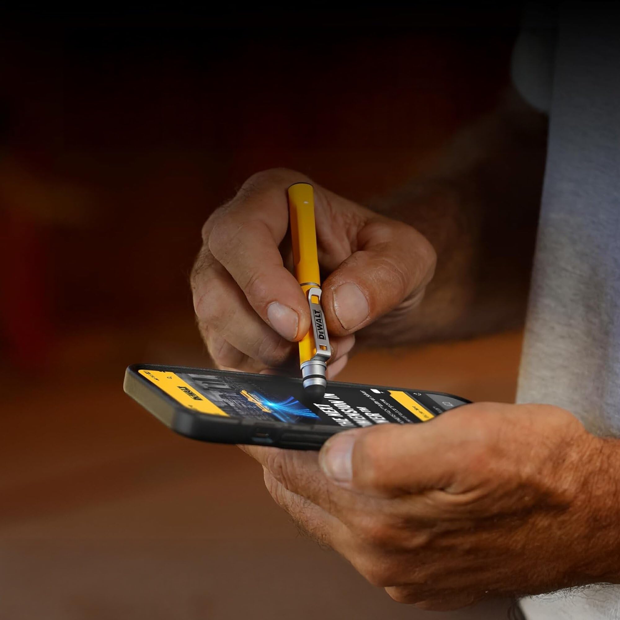 DEWALT Bolígrafo Stylus Mini 3 en 1 Heavy Duty, Lápiz táctil para iPad y iPhone, EDC Touch Screen Pen con Punta táctil y Punta para teclados, Cartucho de Tinta Extra