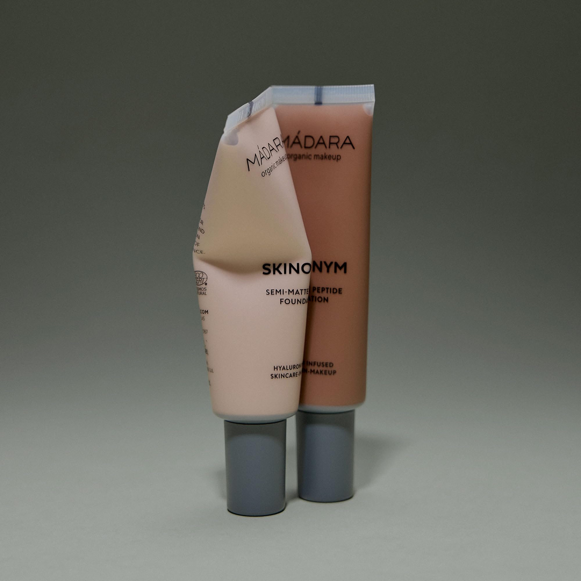 MÁDARA Organic Skincare | SKINONYM Base de Maquillaje Semimate con Péptidos #40 Sand 30 ml – Base Natural con Péptidos que favorecen la Producción de Colágeno, Acabado Semimate