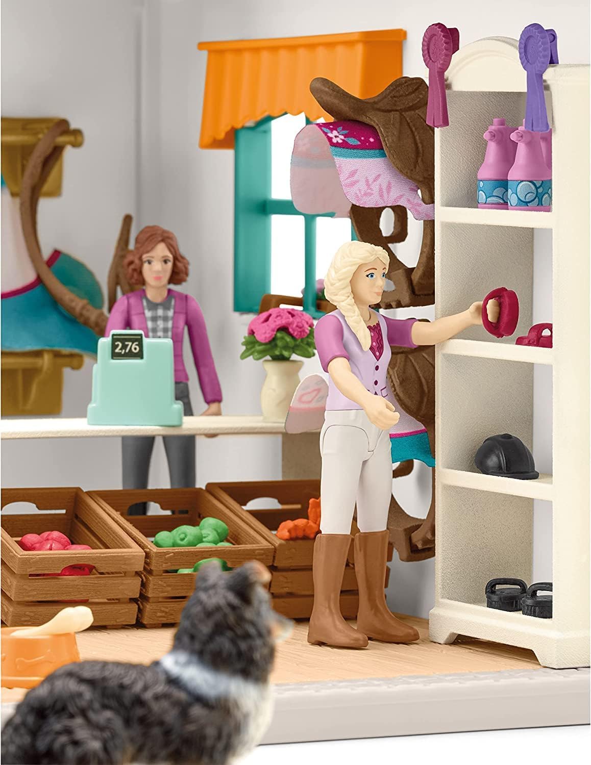 Schleich Horse Club | Reitshop zum modularen Reiterhof 42568 | 67 Teile | Set inkl. Haus, Hund, 2 bewegliche Figuren & Zubehör | Geschenk für Mädchen und Jungen | Pferde Spielzeug ab 5 Jahren