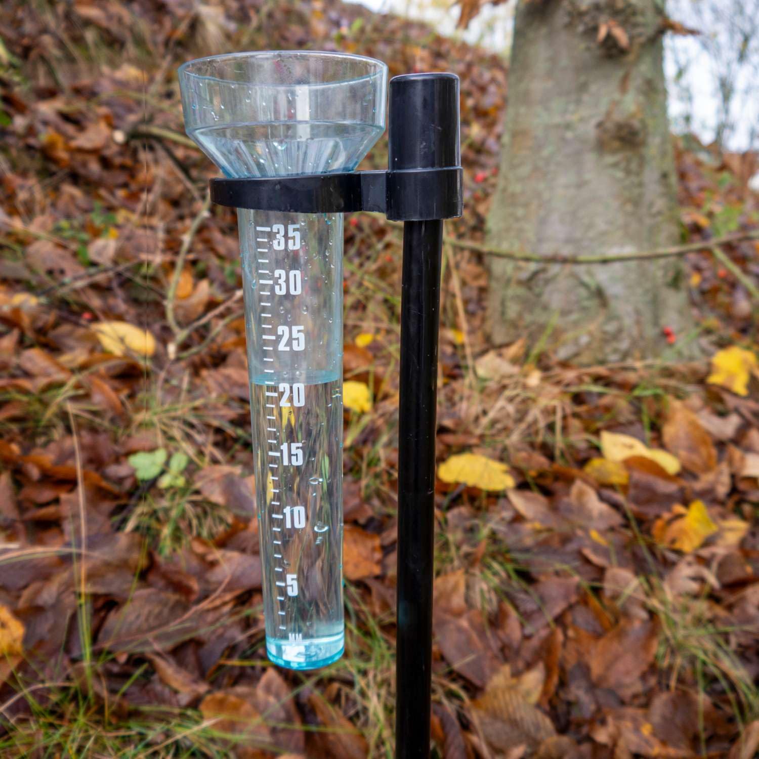 Intirilife Przezroczysty Pluwiometr z Uchwytem 35 mm/m² - 24.5 x 8.4 cm - Miernik Deszczu do Ogrodu z Dużym Wyświetlaczem