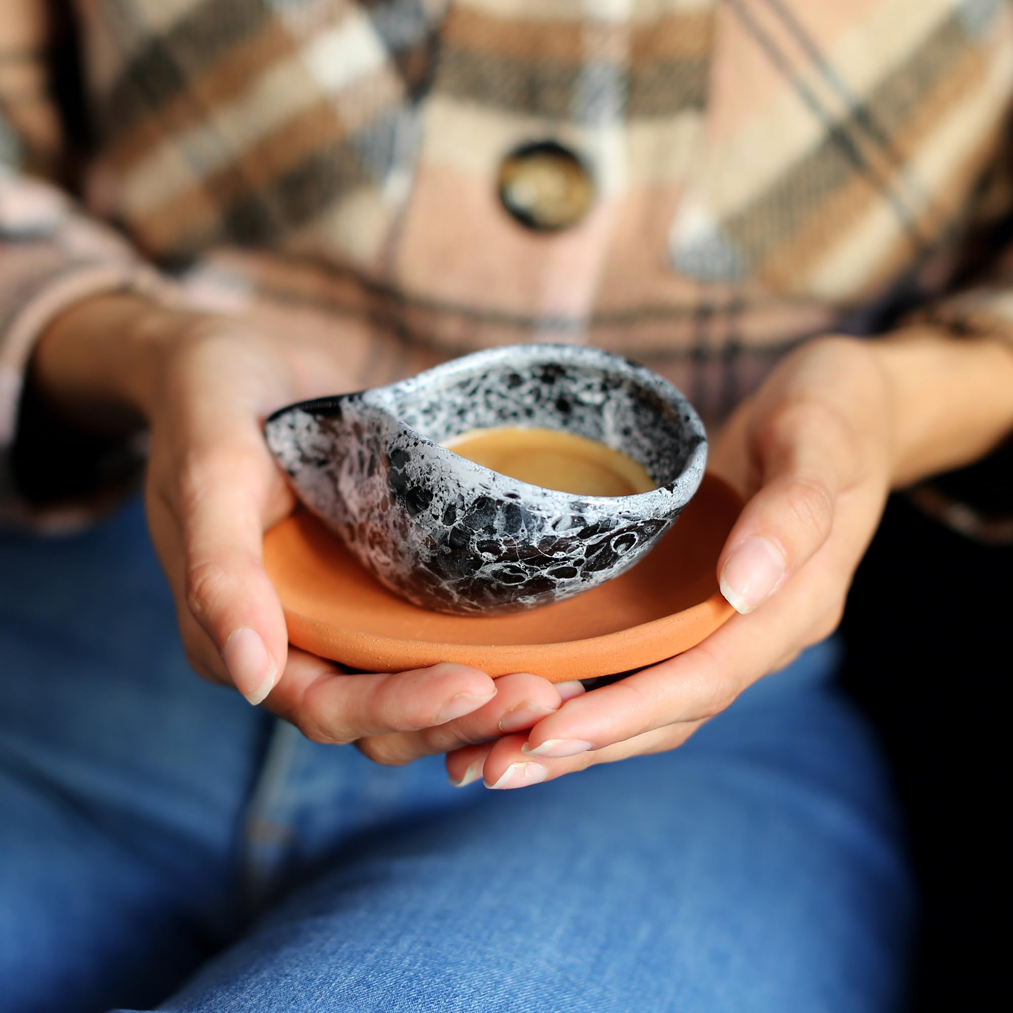 Egloo - Tazzine caffe particolari per colazione con piattino artigianali in ceramica, set di 2 tazzine moderne per espresso, design unico per un regalo di coppia.