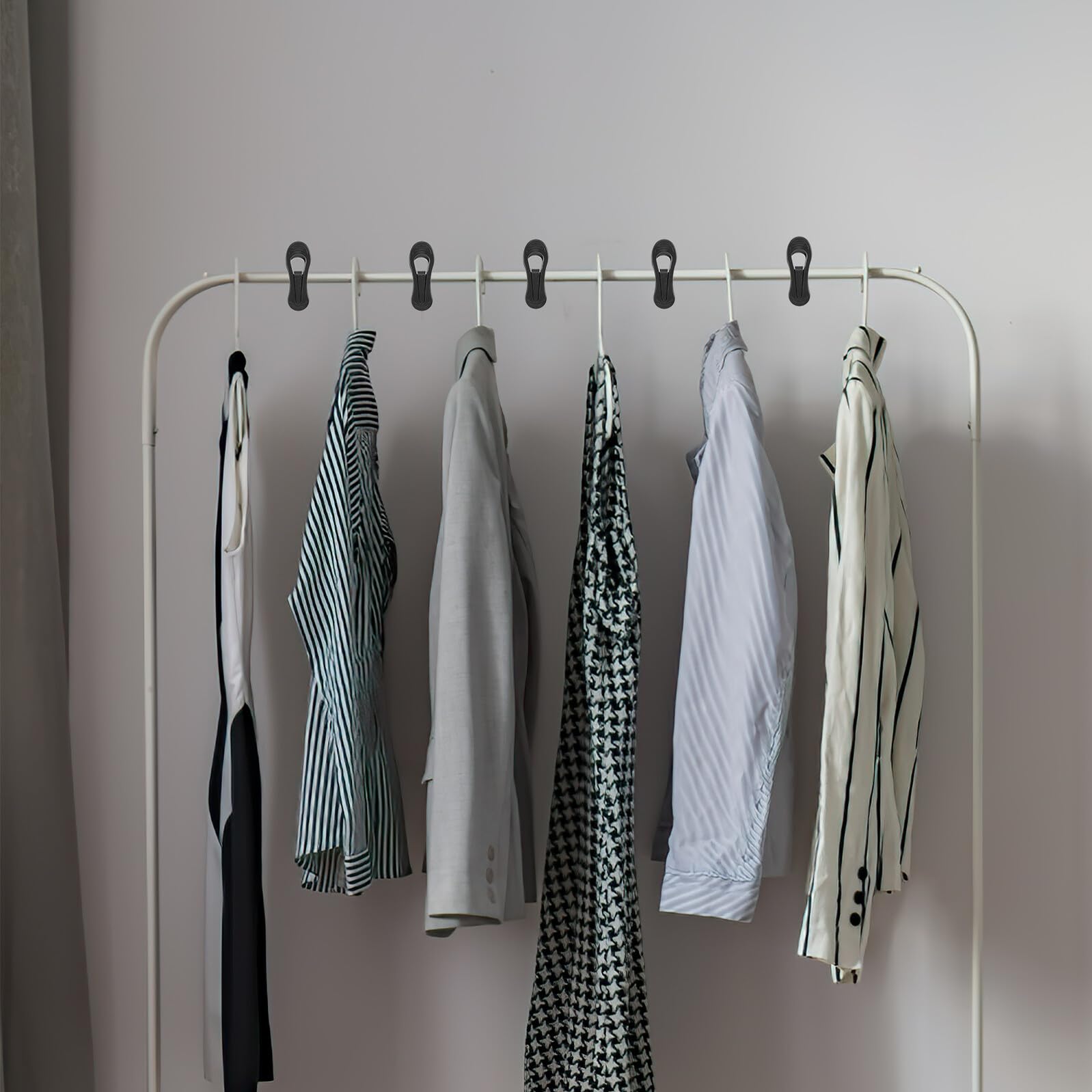 Toyvian 50 Stück Kunststoff Kleiderbügel Clips mit Starker Klemmkraft Vielseitige Wäscheklammern für Hosen Röcke Kindermode und Accessoires Schadstofffrei zum Sicheren Aufhängen und