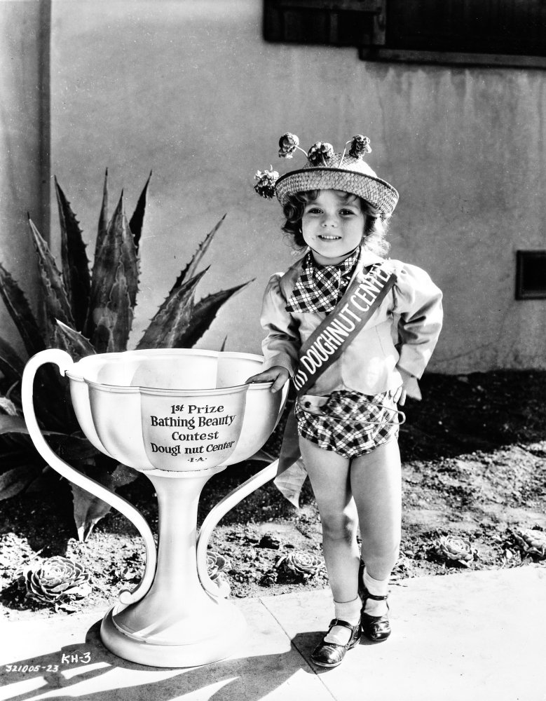 Shirley Temple オフ白　ベレー帽 Amazon.com: Shirley Temple Posed in cute hat with oversized trophy