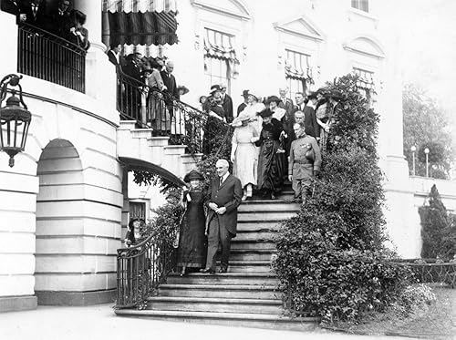 Curie & Harding 1921 El presidente namericano Warren G Harding lleva a la química francesa Marie Curie abajo los pasos en la Casa Blanca en