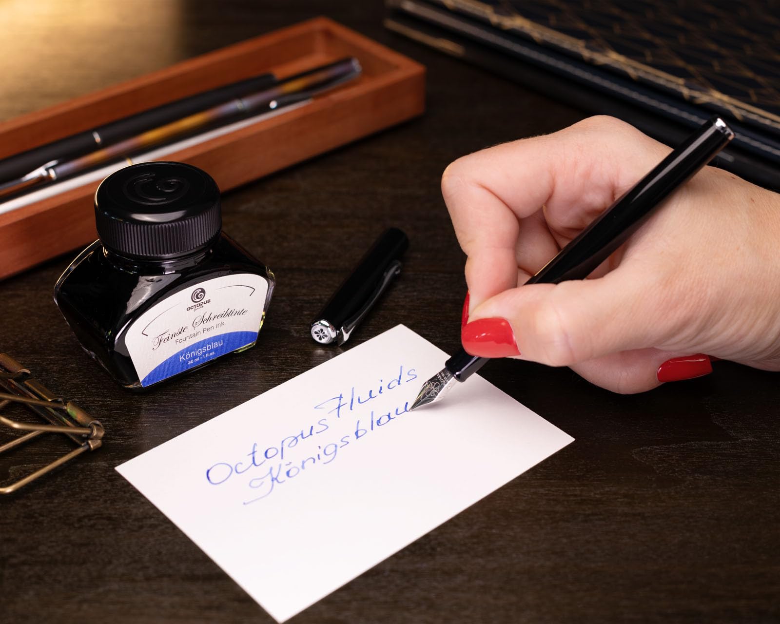 Diplomat Traveller Füllhalter-Set Lack Schwarz, Tinte und Lederetui | Mit Edelstahlfeder M, 30 ml Octopus Tinte Königsblau, Tintenkonverter und Stifteetui aus Leder