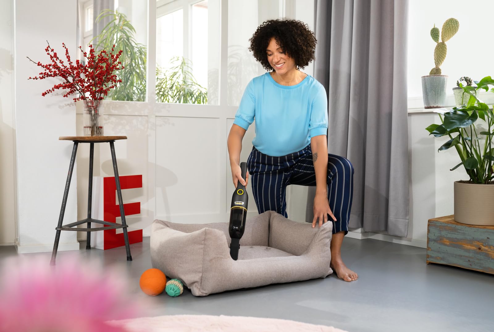 Kärcher Aspirateur à main sans fil CVH Anniversary Edition, aspirateur à main compact et léger pour une utilisation rapide avec 20 minutes d'autonomie, filtre HEPA, fonction de charge USB-C