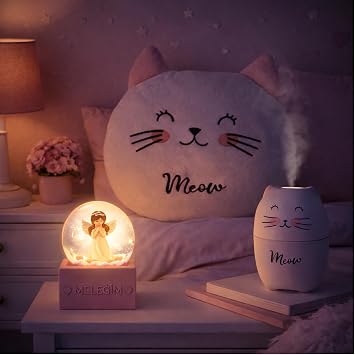 Kedi Temalı Dekoratif Tasarıma Sahip Hediye Seti – Peluş Kedi Yastık + Buhar Makinesi Nemlendirici + Melek Figürlü Kar Küresi | Dekoratif Hediye Seti