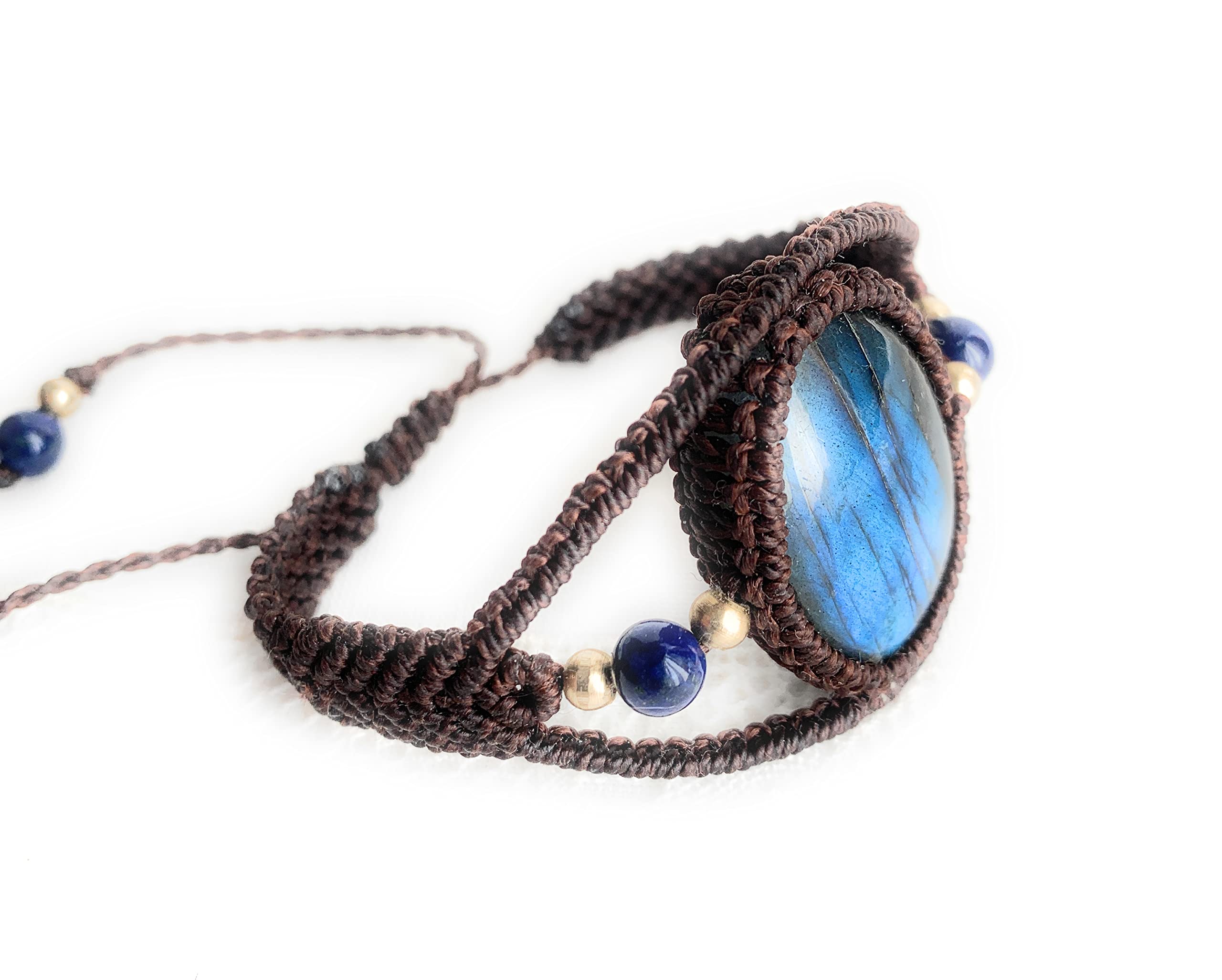 Pulsera macrame hecha mano con preciosa labradorita engarzada y cuentas lapislazuli y laton. Cierre ajustable