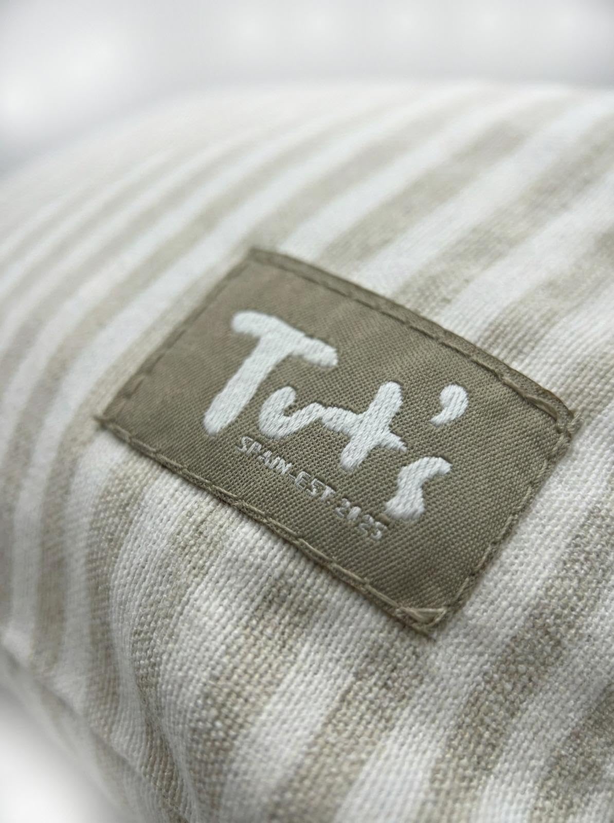 Tut's Almohada de Viaje, Almohada Bandolera Firme, Transpirable y Lavable, Cojín Cervical y Lumbar, Apoyo de Brazos, Adaptable y Regulable – Negro, Beige y Celeste – Fabricado en España (Beige)