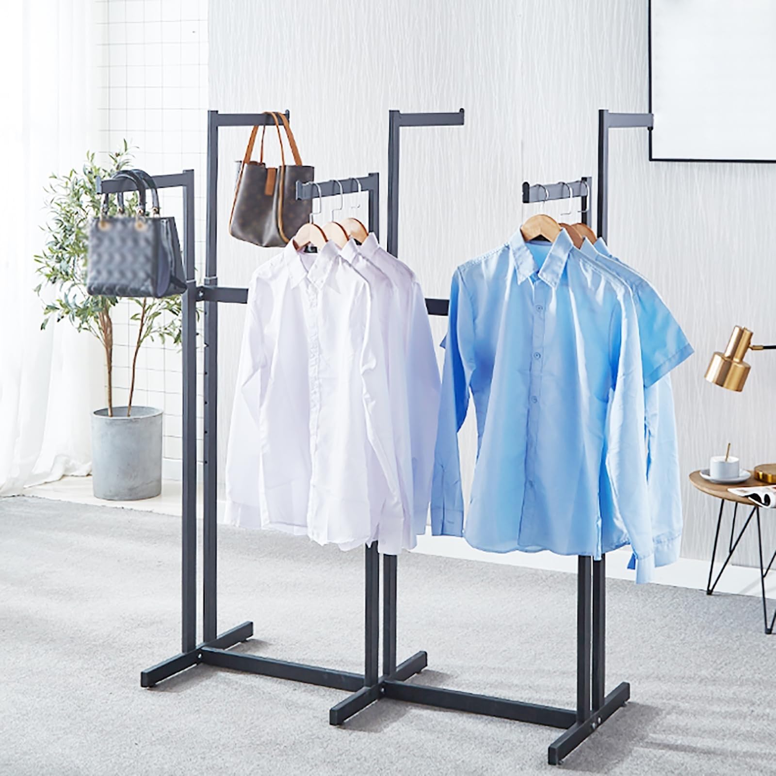 Porte-vêtements en métal sur pied noir et doré avec support robuste à 6 voies pour vêtements
