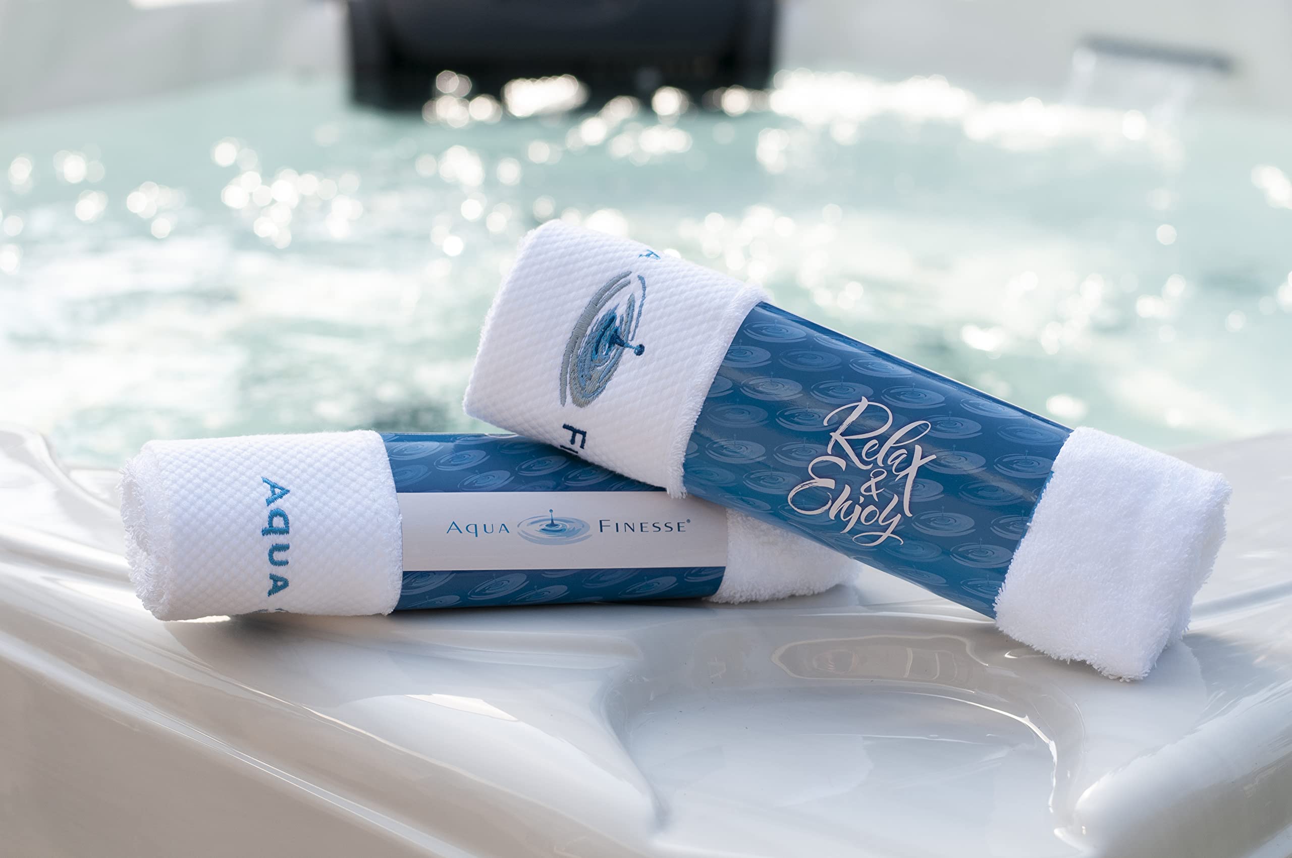 AquaFinesse Boîte pour l'entretien de l'eau de jacuzzi et SPA avec granulés de chlore ou pastilles de chlore Édition limitée incl. serviette en éponge (pastilles)