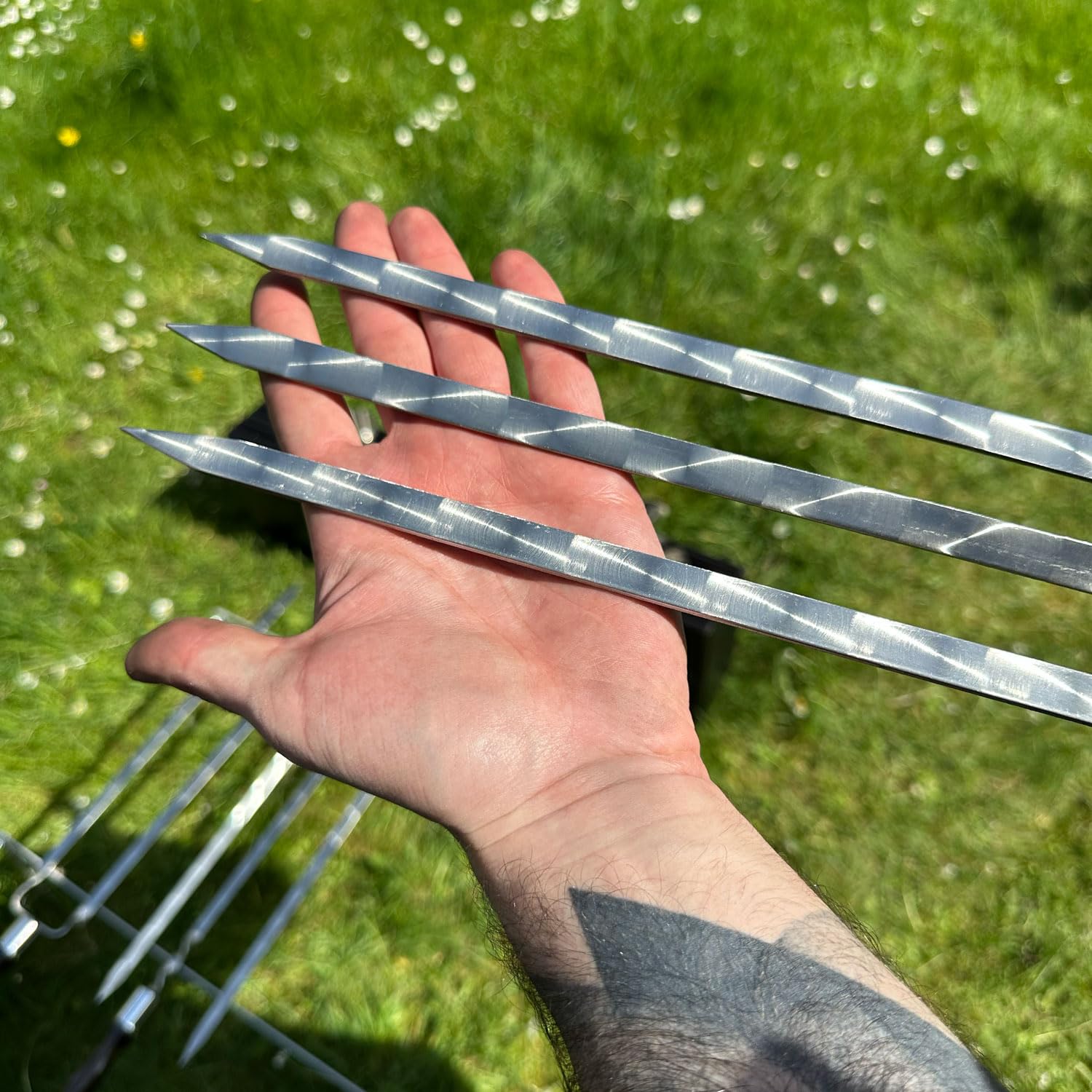 Set di 6 spiedini premium in acciaio inox, 63 cm, con manico in legno laccato, doppio sigillato, antiruggine e di alta qualità per barbecue, kebab, verdure e carne