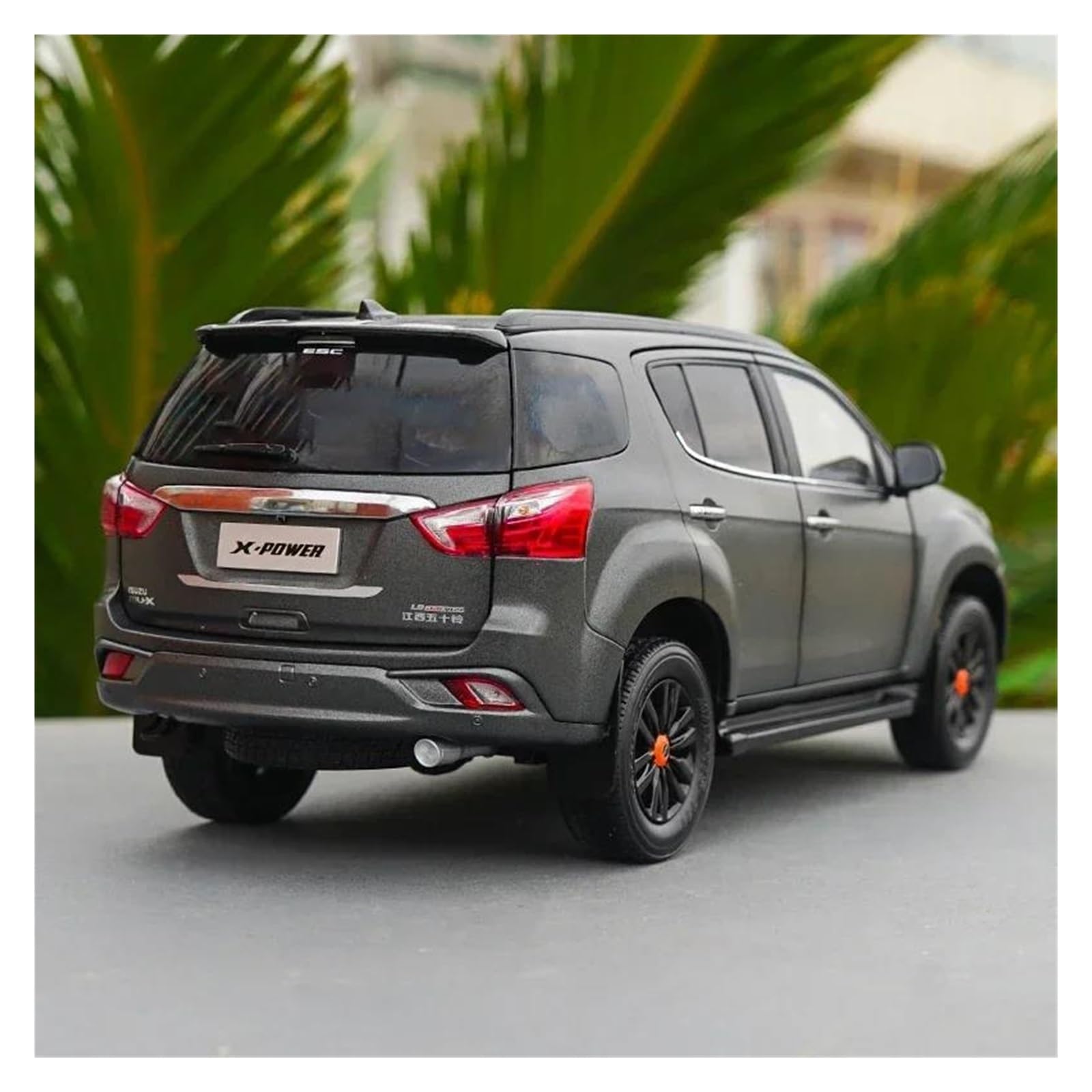 Metallo Scala Replica 1 18 per Isuzu MU-X SUV modello veicolo fuoristrada in lega pressofusa collezione decorazioni per la casa Hobby Veicoli Giochi Set