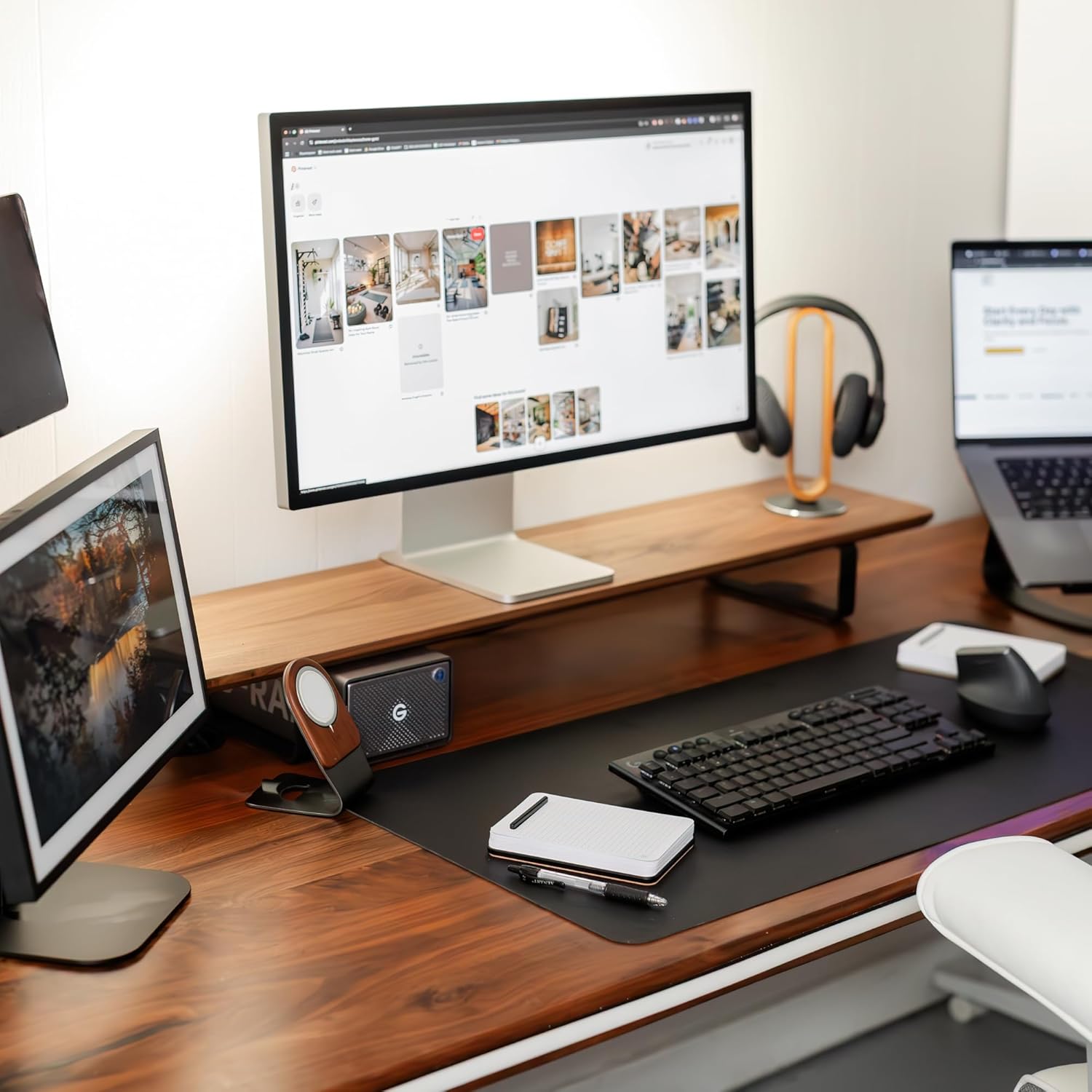 Unstoppable Tasks – 31 Blank Daily To-Do Cards with Aluminum Desk Card Holder, Minimalist Office Productivity To-Do Cards, Modern Desk Gift for Teams, Managers & Students (Black)