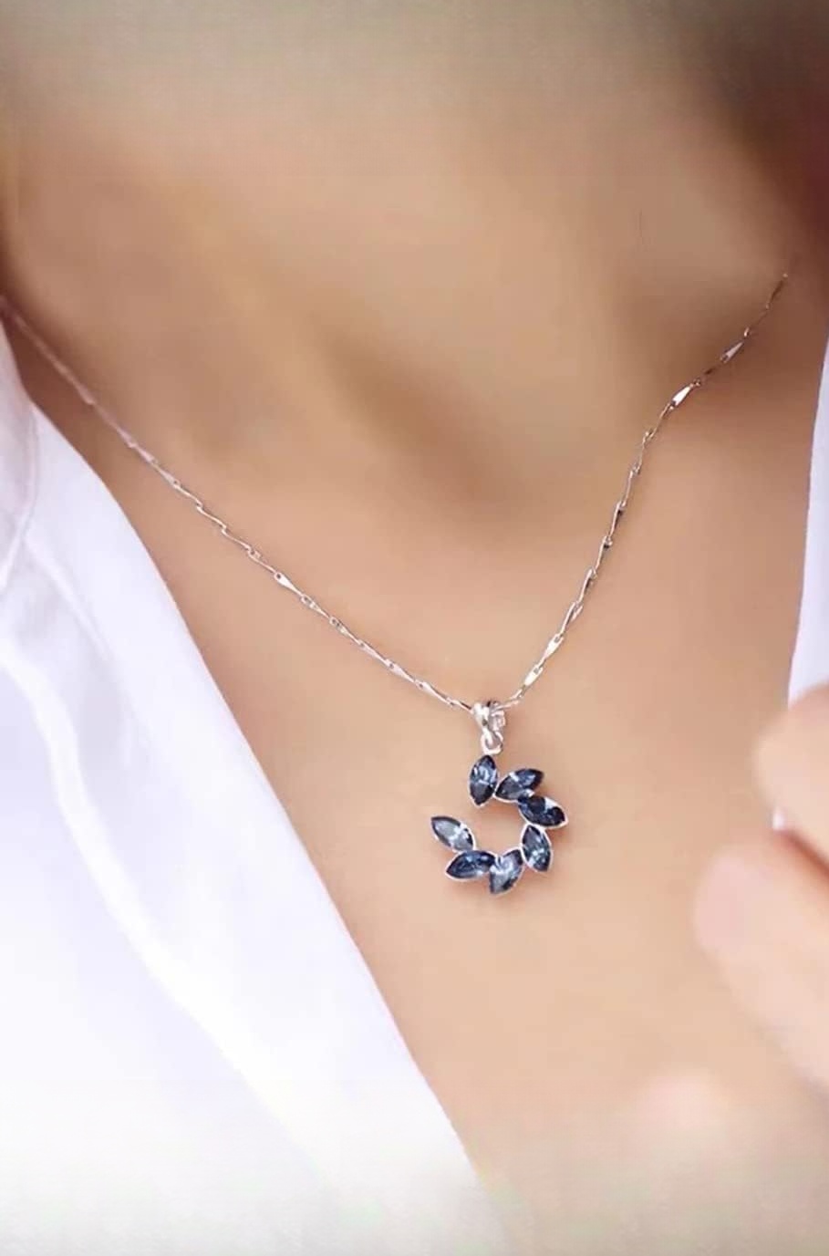 Latest Stylish Silver Plated Blue Crystal Chain Pendant Necklace Gifts for Women and Girls (14617np)