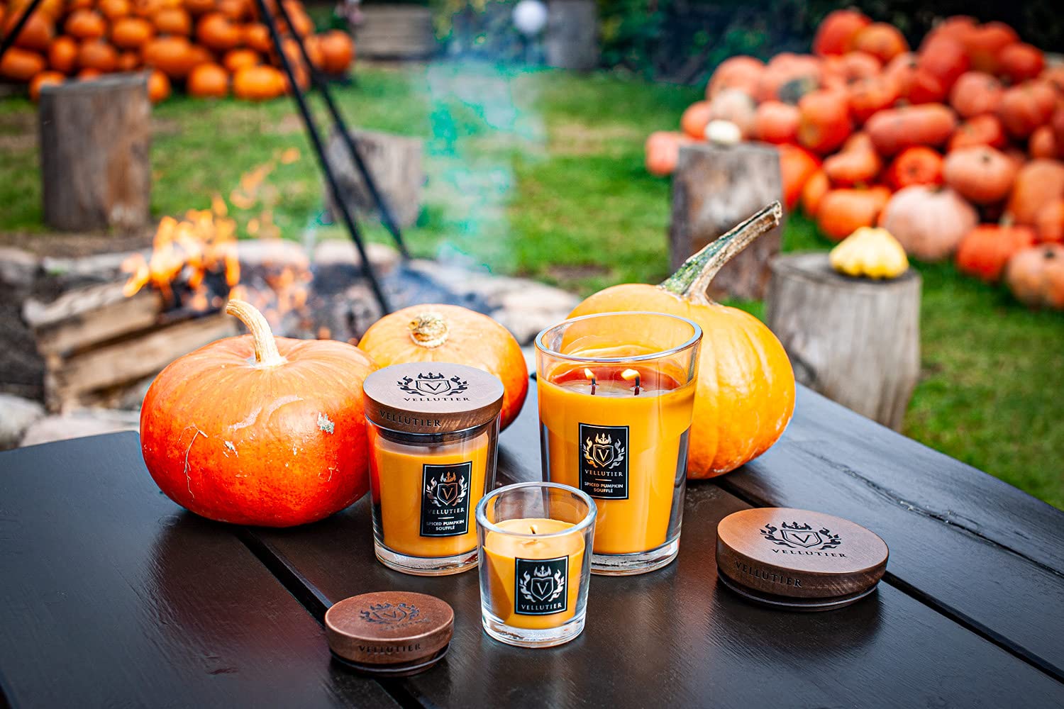 Vellutier Candela Profumata Spiced Pumpkin Souffle’, Candela in Barattolo, Specialmente Formulata con Cera Vellutata, Coperchio Legno, Aroma di Mandorla e Cannella, 16 x 11 cm, Grande, 515 g