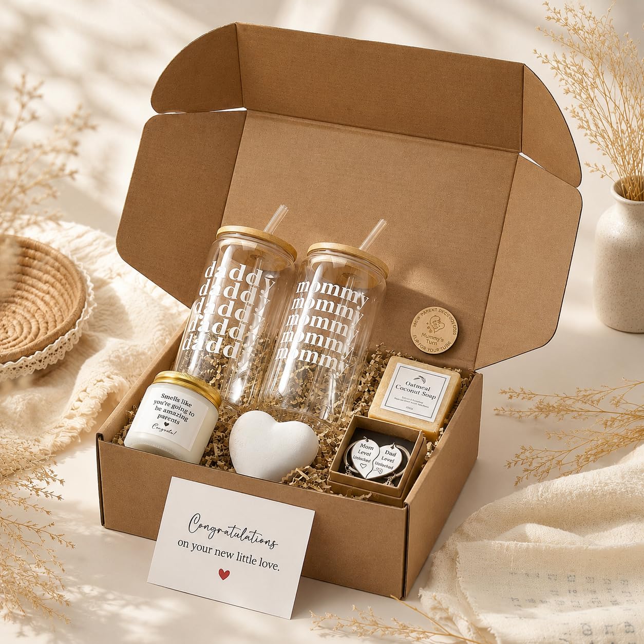 Suhctuptx Regalos para nuevos padres para parejas, regalo para nuevos padres y padres, regalos de baby shower con velas de vidrio para mamá y papá, cesta de anuncio de embarazo para futura mamá