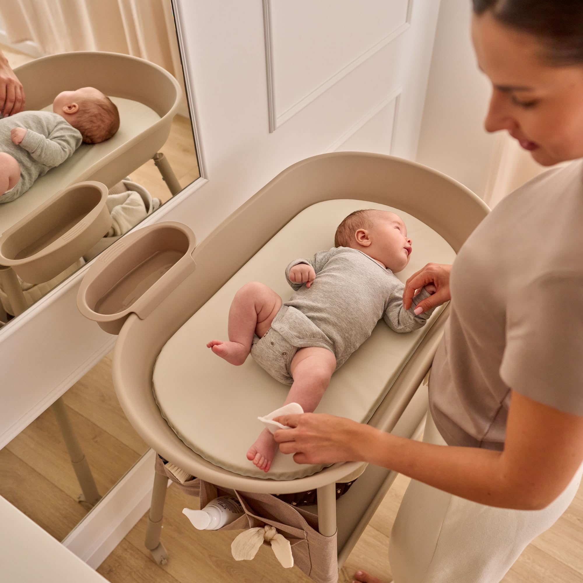 LIONELO Rosie table à langer bébé, mobile sur roulettes, matelas à langer imperméable, hauteur réglable, rangements pour accessoires, bol d’eau, étagère à couches