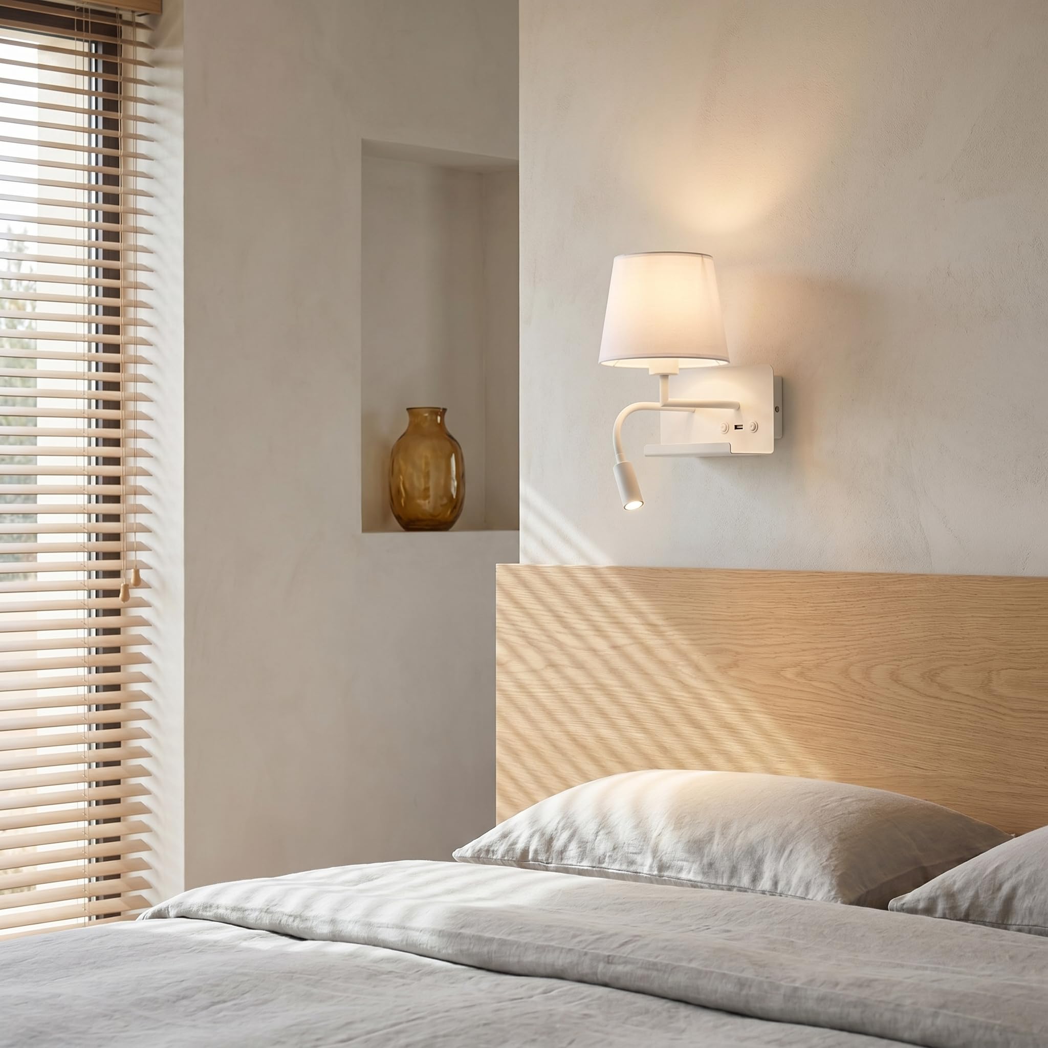 BARCELONA LED Wandleuchte mit USB-Anschluss und Ablage, Leselampe für Bettkopfteil mit E27-Fassung, schwenkbare LED-Leseleuchte 3W 2700K, Stoffschirm für Schlafzimmer, Hotelzimmer, Weiß