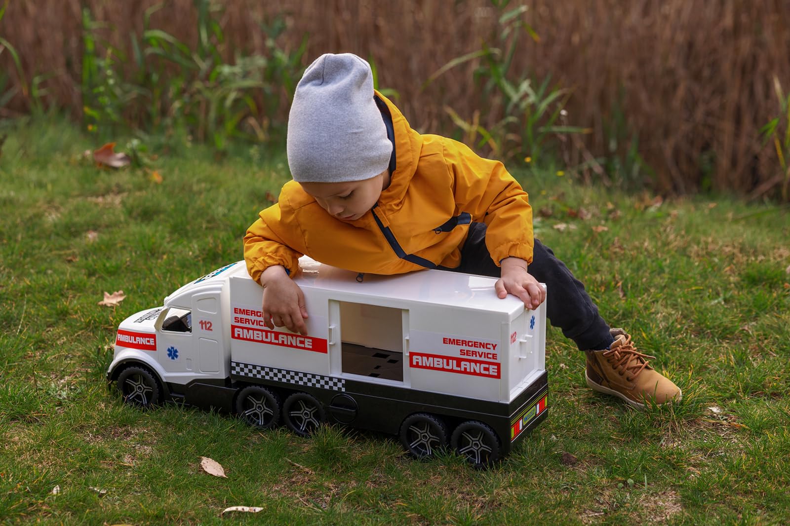 Wader 36211 - Magic Truck Ambulanza, Veicolo di Emergenza con Porta Laterale, Dimensioni Circa 79 cm, per Bambini dai 3 Anni in su, Adatto Come Regalo per Il Gioco Creativo