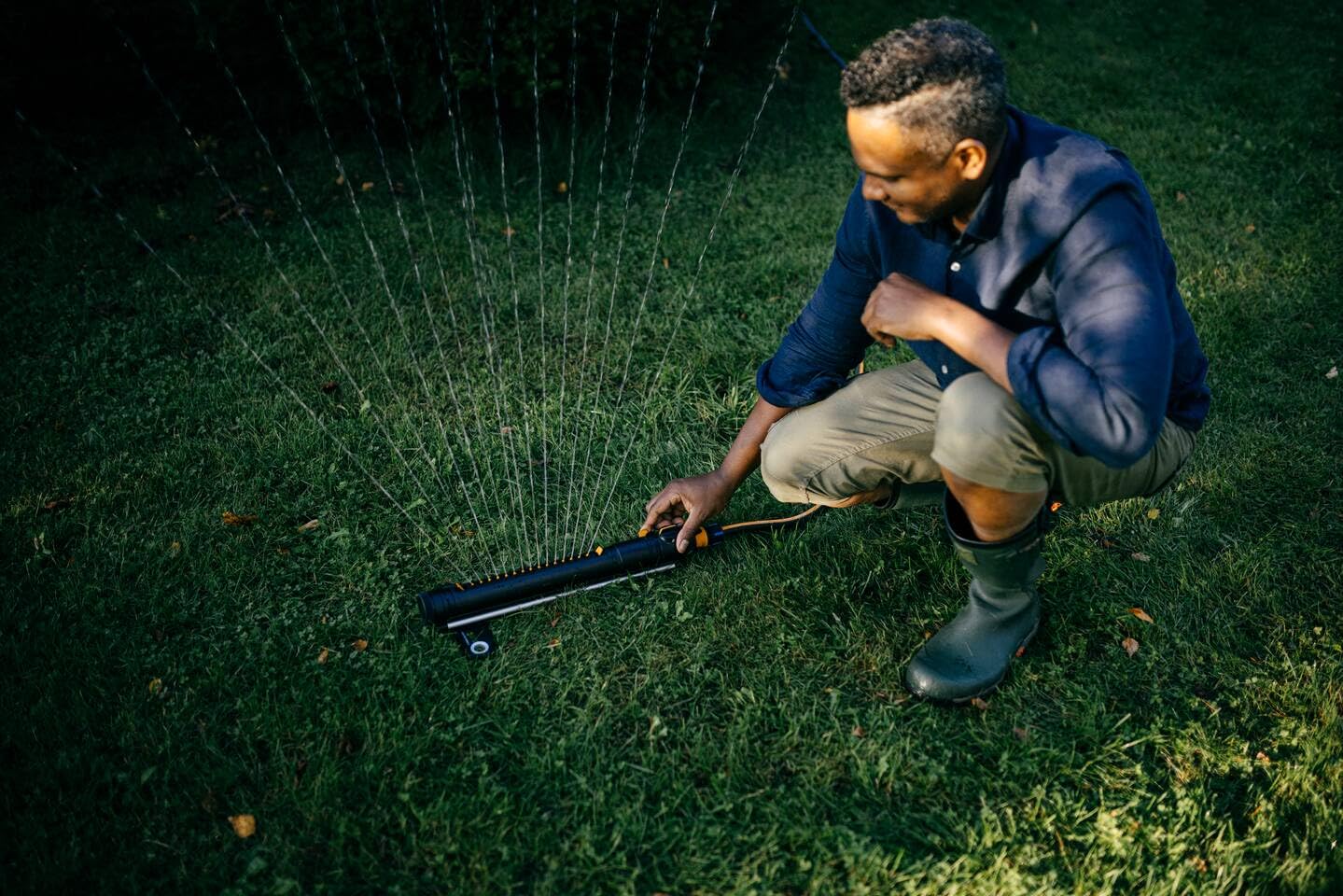 Fiskars X-Series Irrigatore Oscillante S-M | Comprensivo di filtro estraibile e strumento per la pulizia degli ugelli, Irrigazione di 150-300 m², Nero/Arancio, 1070832