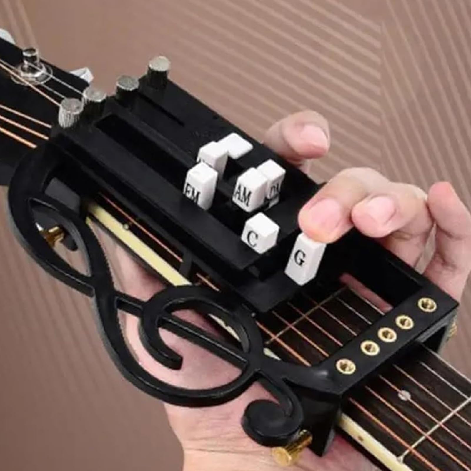 Naciśnięcie akordów gitarowych zapobiega dyskomfortowi palców