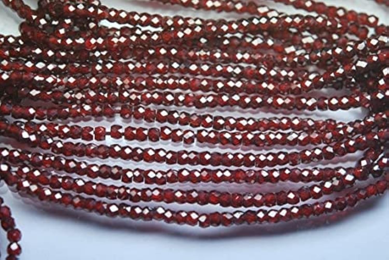 Zircon rouge grenat micro-facetté de précision pour bijoux haut de gamme