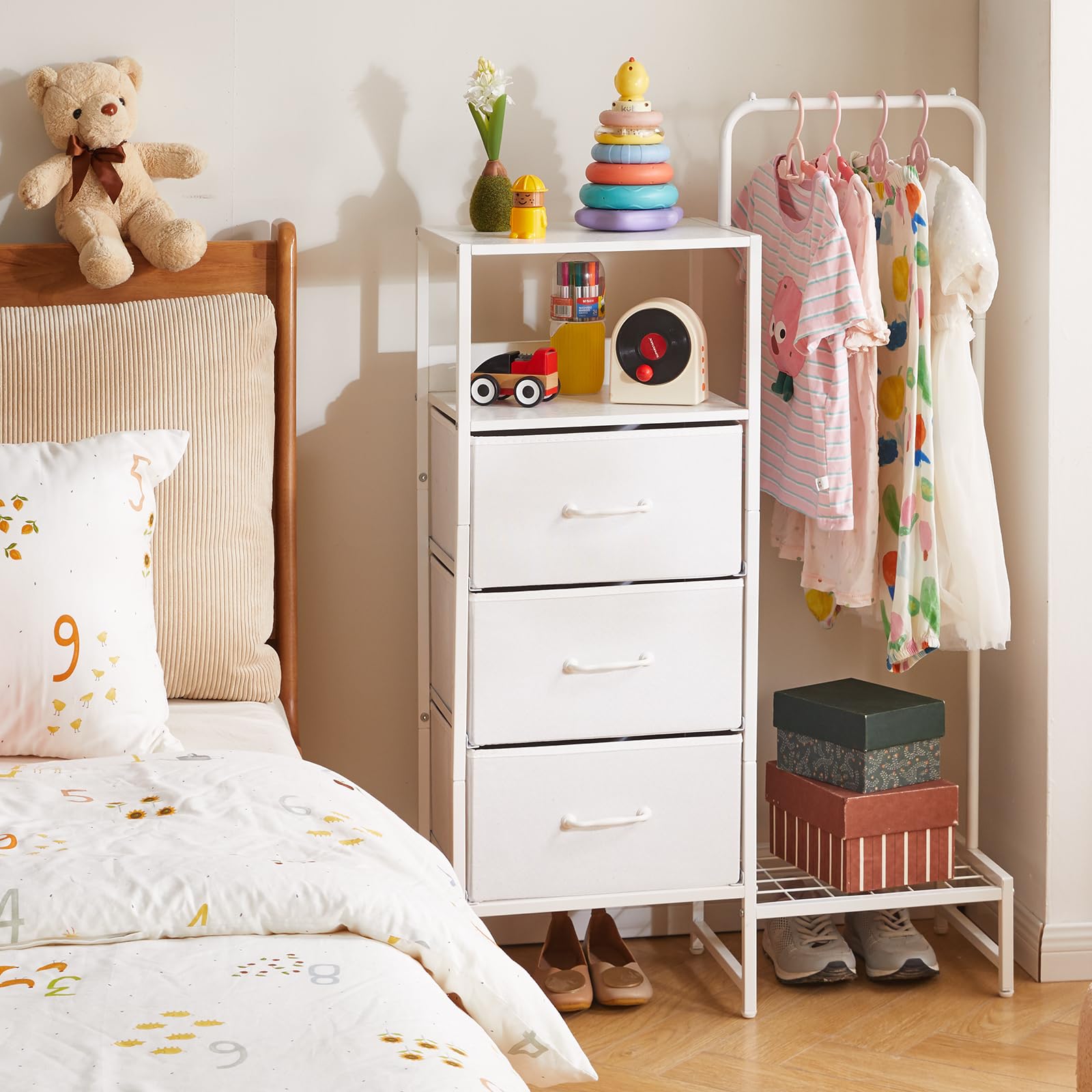Aibiju Stoffkommode fürs Schlafzimmer, Stoffschubladenschrank mit Regalen und Kleiderstange, wendbarer Kleiderbügel für Flur, Eingangsbereich, Schlafzimmer, Wohnzimmer, Weiß YD-TM081W