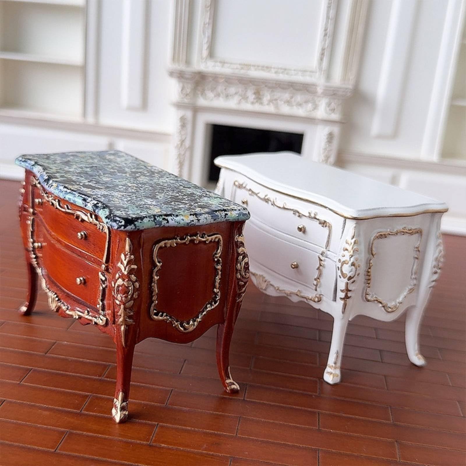 Mini Armoire Cabinet Miniature Commode Meuble Poupée Rangement avec Deux Tiroirs Sculptés Style Régence Jambes Courbes Convient aux Salons et Chambres Miniatures, Blanc