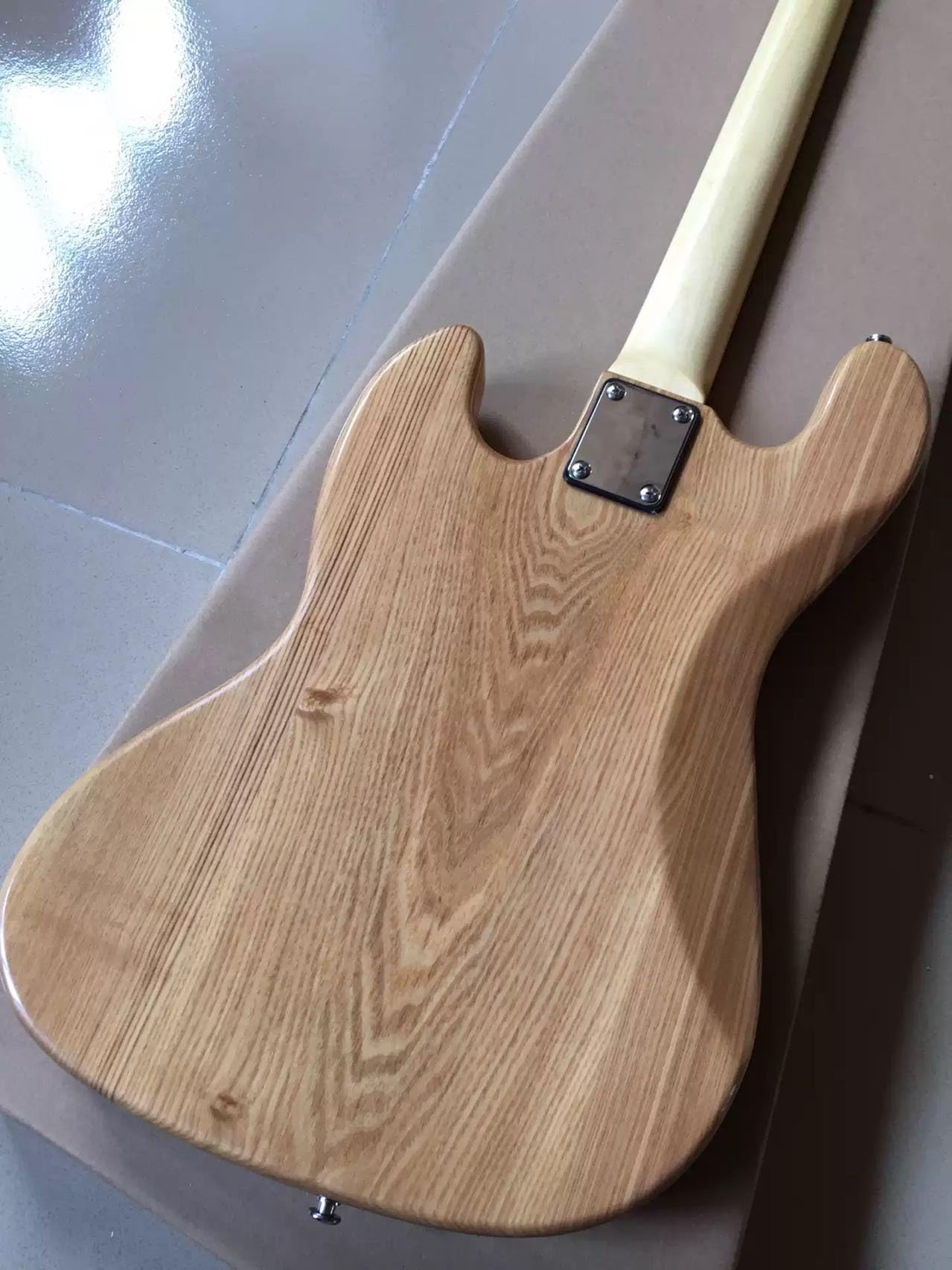 Niestandardowa 4-strunowa gitara basowa z jesionowym korpusem, chromowanym osprzętem, błyszczącym wykończeniem, dobrym tembre