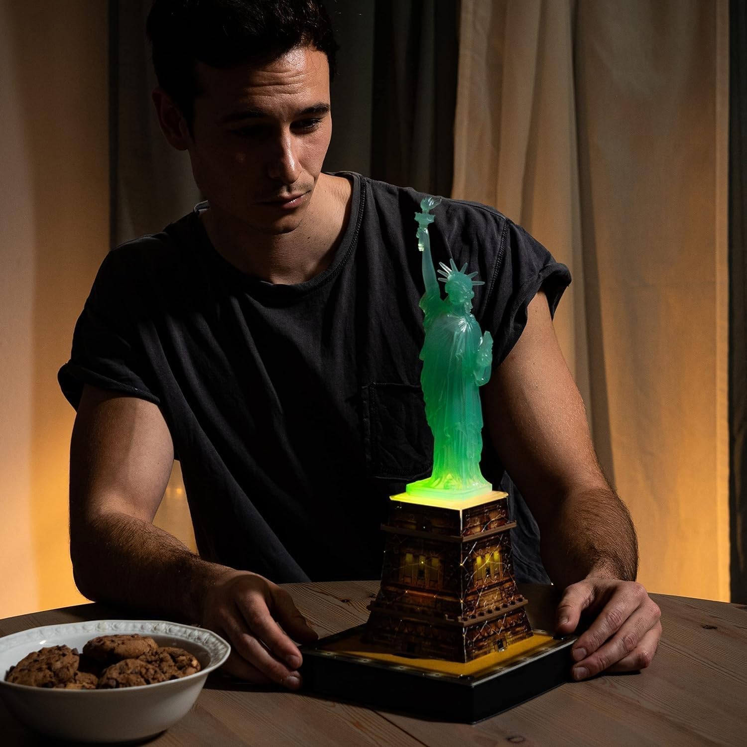 Ravensburger 3D Puzzle 12596 - Freiheitsstatue Night Edition - die weltbekannte Statue of Liberty als LED beleuchtetes Modell für zuhause - Sockel als 3D Puzzle - für Erwachsene und Kinder ab 8 Jahren