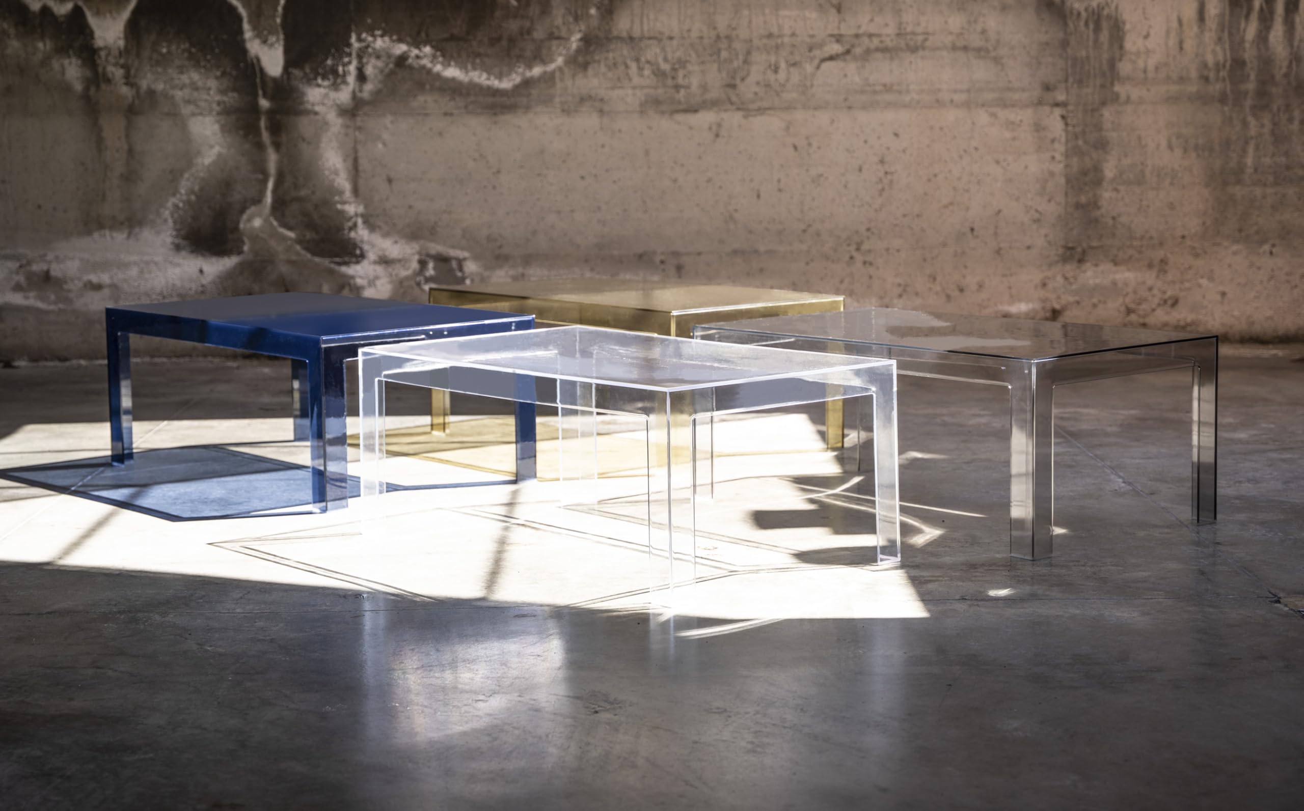 Tavolino da salotto trasparente in policarbonato monoblocco, design moderno, Made in Italy.