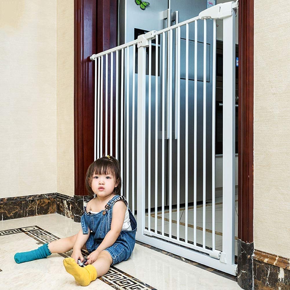 Barrière de sécurité blanche 110 cm pour grands chiens évitant les sauts dans l'escalier