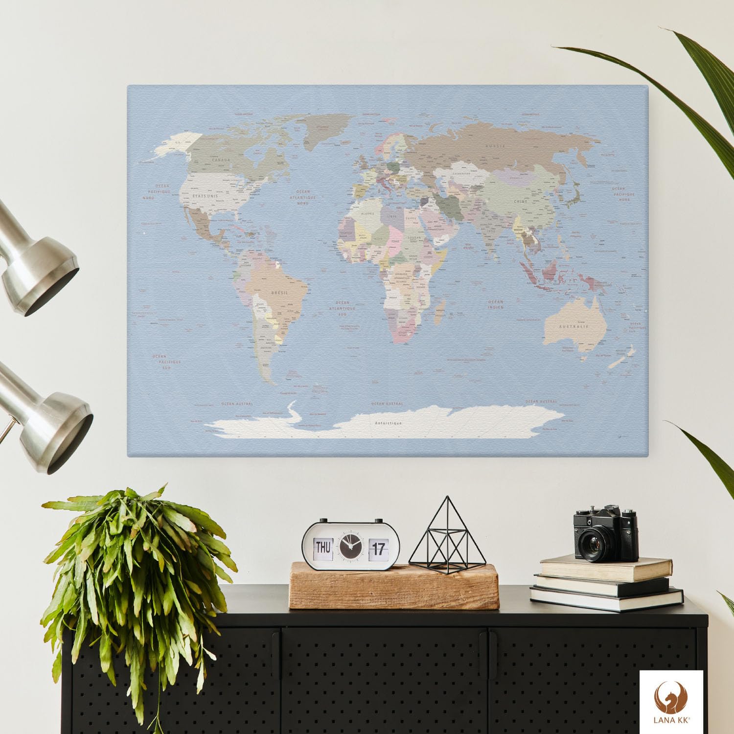 Tableau sur toile avec carte du monde à épingler, marque tes voyages et souvenirs – Carte du Monde Bleu Glacial - En français - Image de carte murale en bleu clair, 100 x 70 cm