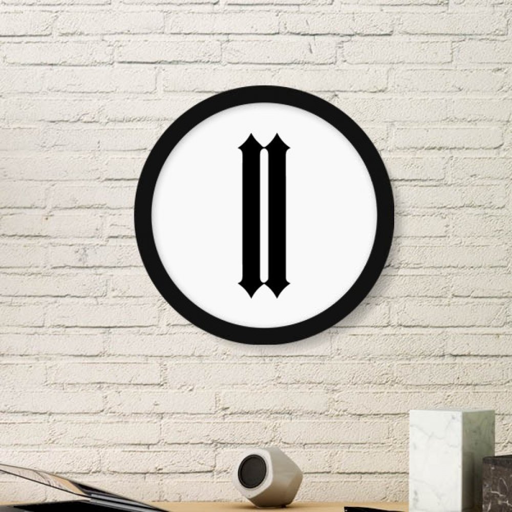 Cadre photos chiffres romains pour habiller un mur blanc vide sans encombrer
