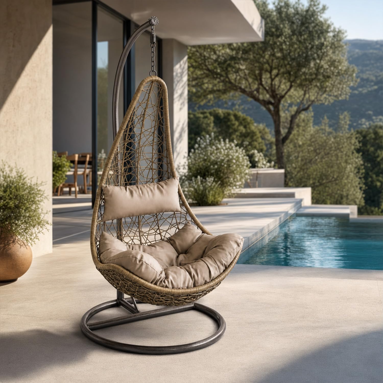 Poltrona Sospesa Da Esterno Per Giardino Con Struttura Autoportante In Metallo Seduta In Polyrattan E Cuscino Con Poggiatesta Arredo Outdoor Terrazza Balcone E Veranda 105 x 195 Cm Beige