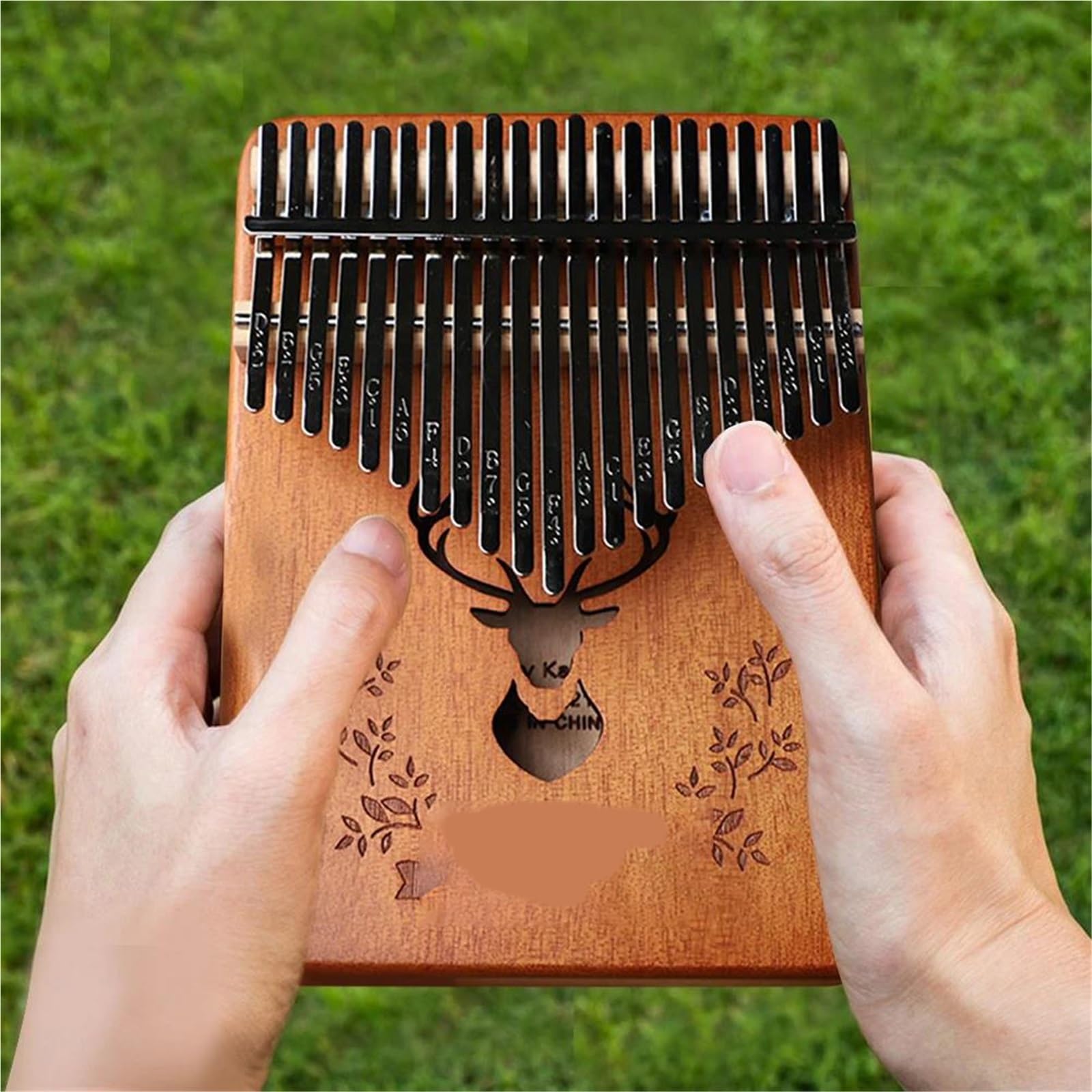 Kalimba Ta Kalimba Z 21 Klawiszami Wykonana W Całości Z Drewna Z Otworami Dźwiękowymi To Przenośny Instrument Idealny Dla Początkujących I Profesjonalistów.
