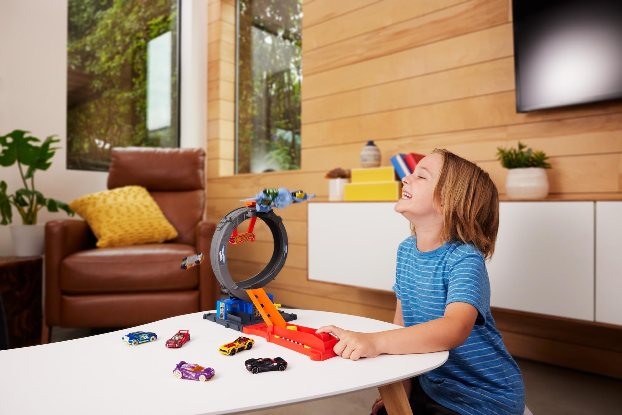 Hot Wheels City 'Let's Race' Netflix - Loop Attacco del Pipistrello, pista con loop e lanciatore regolabile per sconfiggere il pipistrello, una macchinina Hot Wheels inclusa, 4+ anni, HTN78