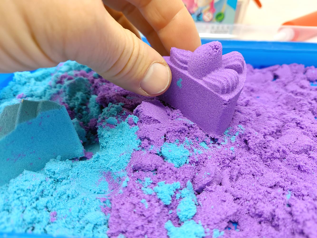 Brigamo Juego de juguetes de arena mágica premium con moldes y caja de arena, gran accesorio de cocina para niños