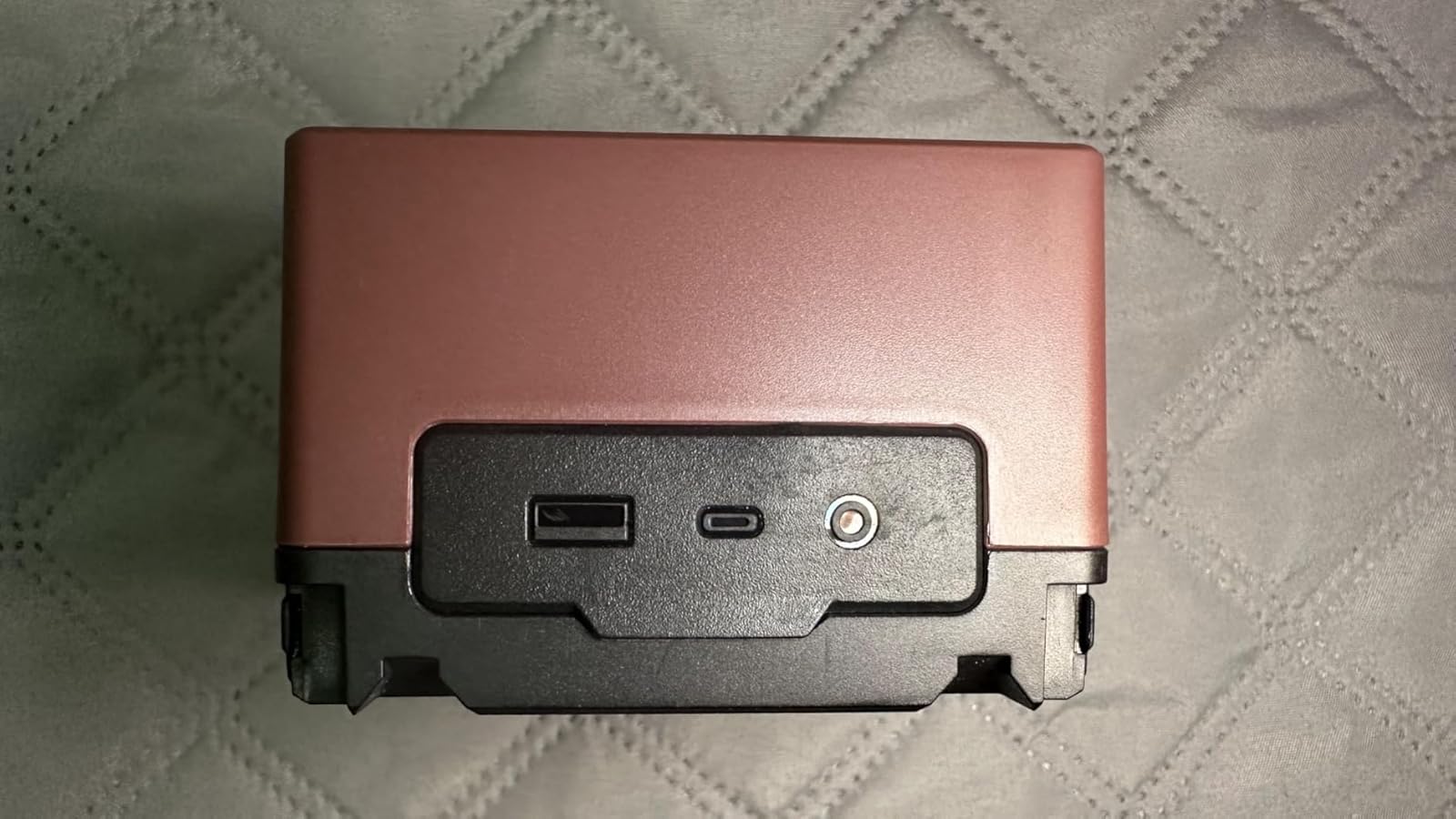 En unik stil för en V-fattning, mycket bättre än att använda gamla NP-F-batterier till kamerafästen.